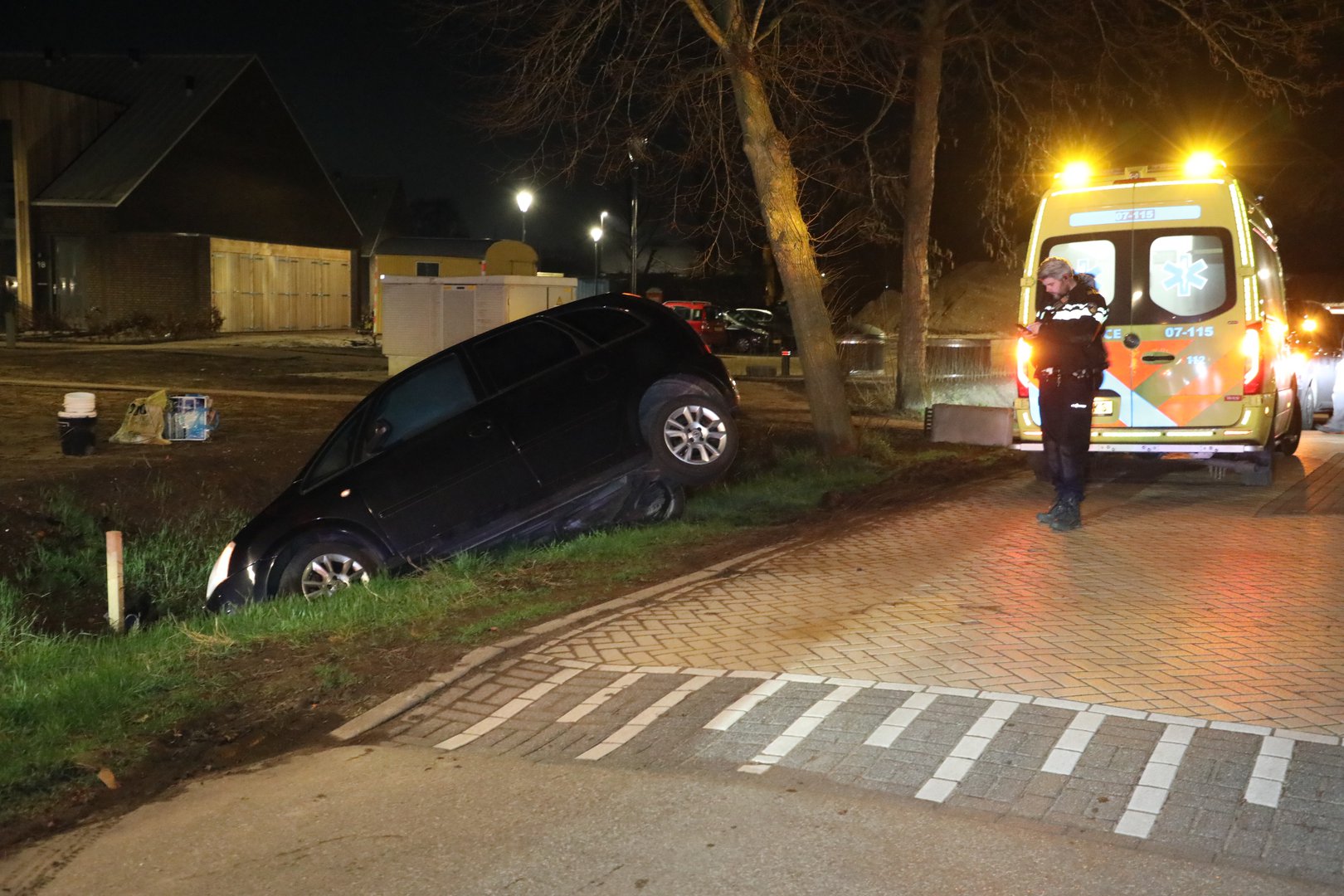 Auto beland in sloot: bestuurder mist bocht in Scherpenzeel