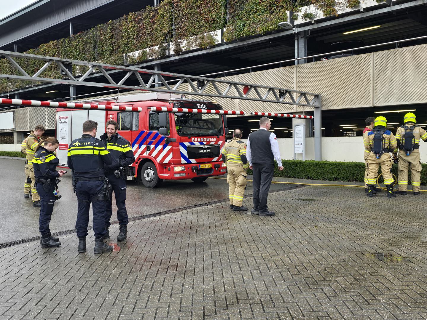 Auto vliegt in brand in parkeergarage