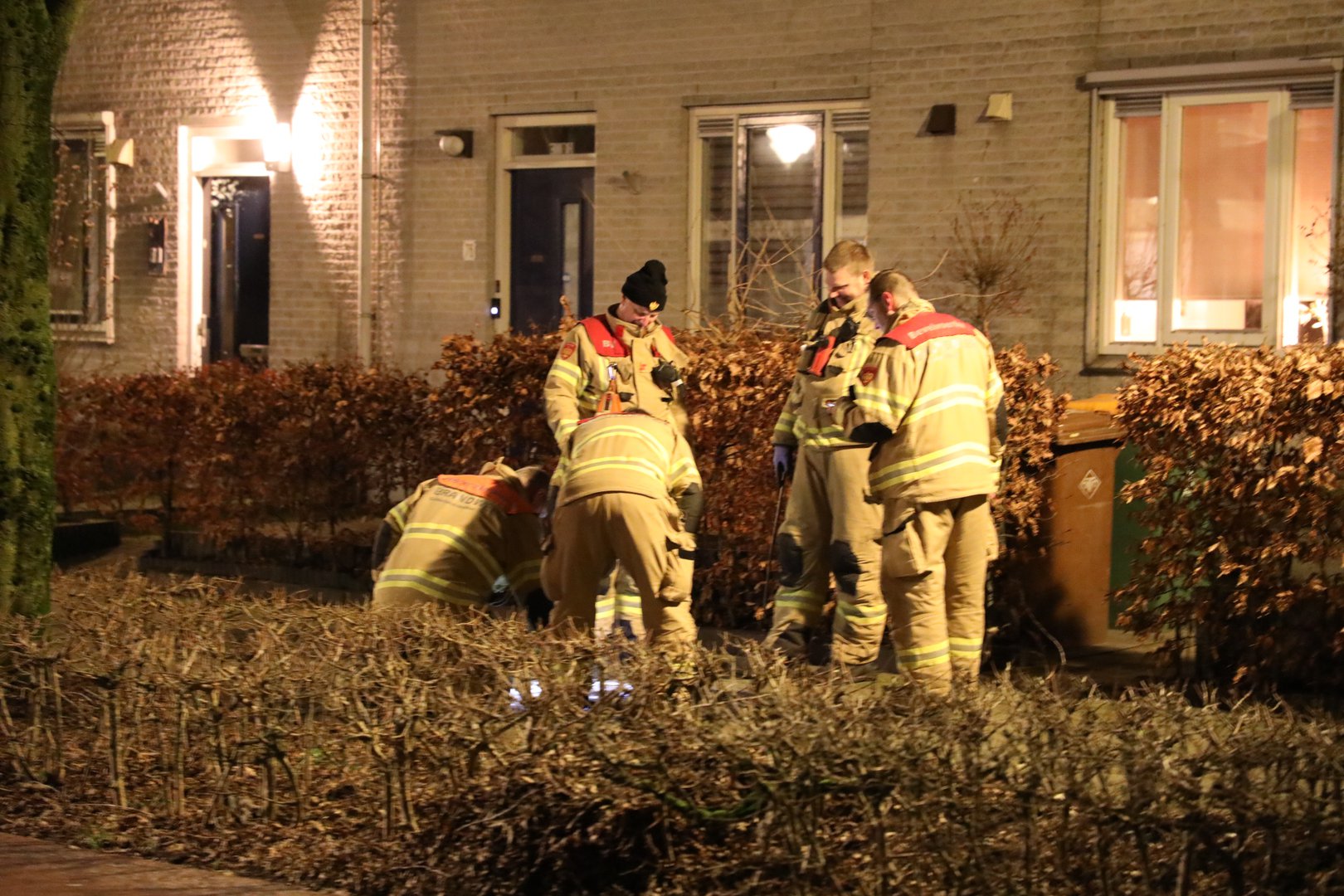Brandweer spoelt riool na meldingen over chemische lucht