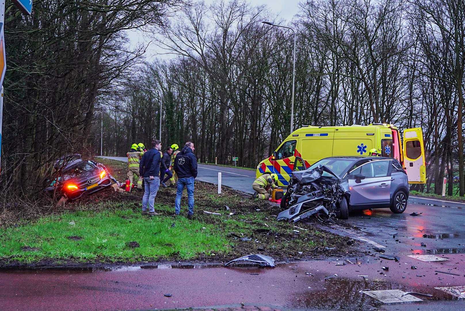 Dode en gewonde na botsing auto’s in Barneveld