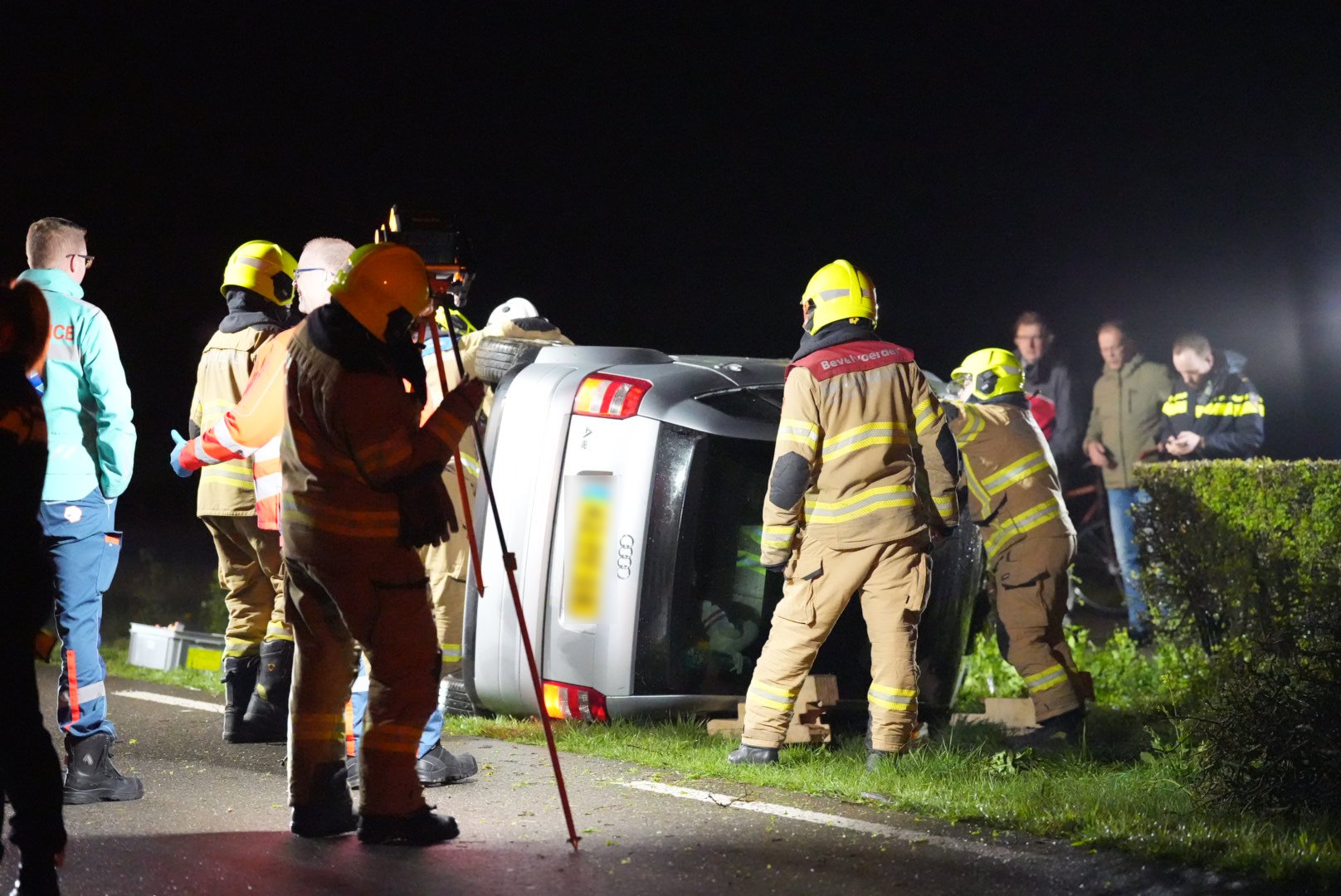 Auto belandt op zijn zijkant na ongeval in Angerlo