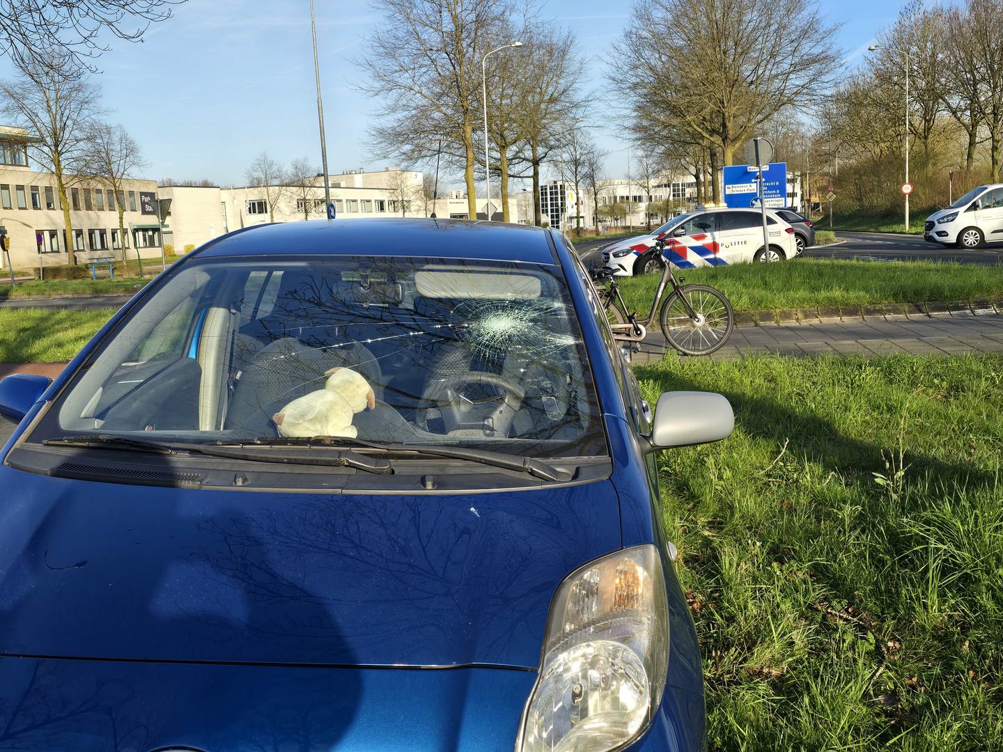 Fietsster belandt op voorruit na aanrijding