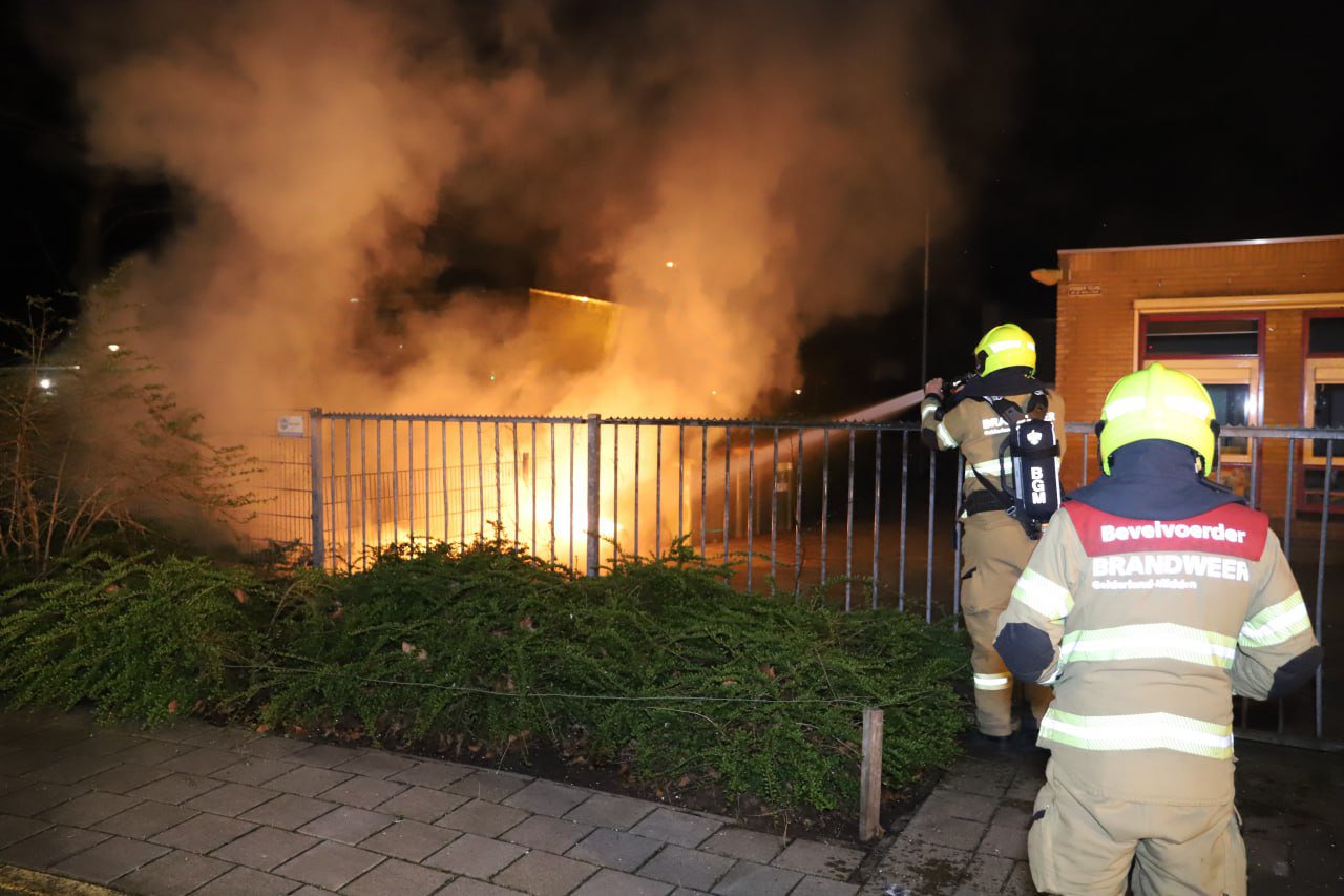 Containers in brand op schoolplein