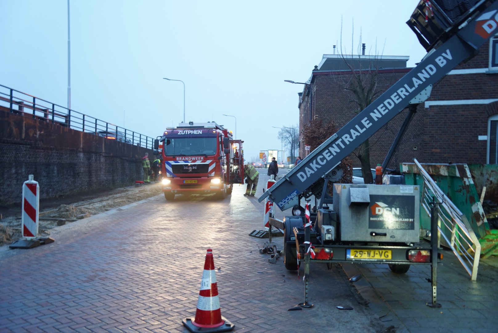 Automobilist botst tegen bouwlift