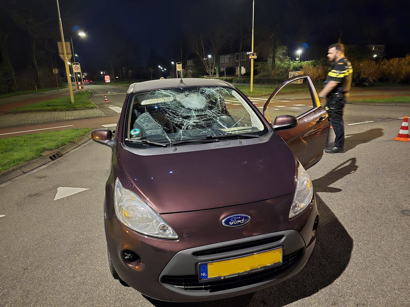 Fietser zwaargewond na botsing met auto op rotonde
