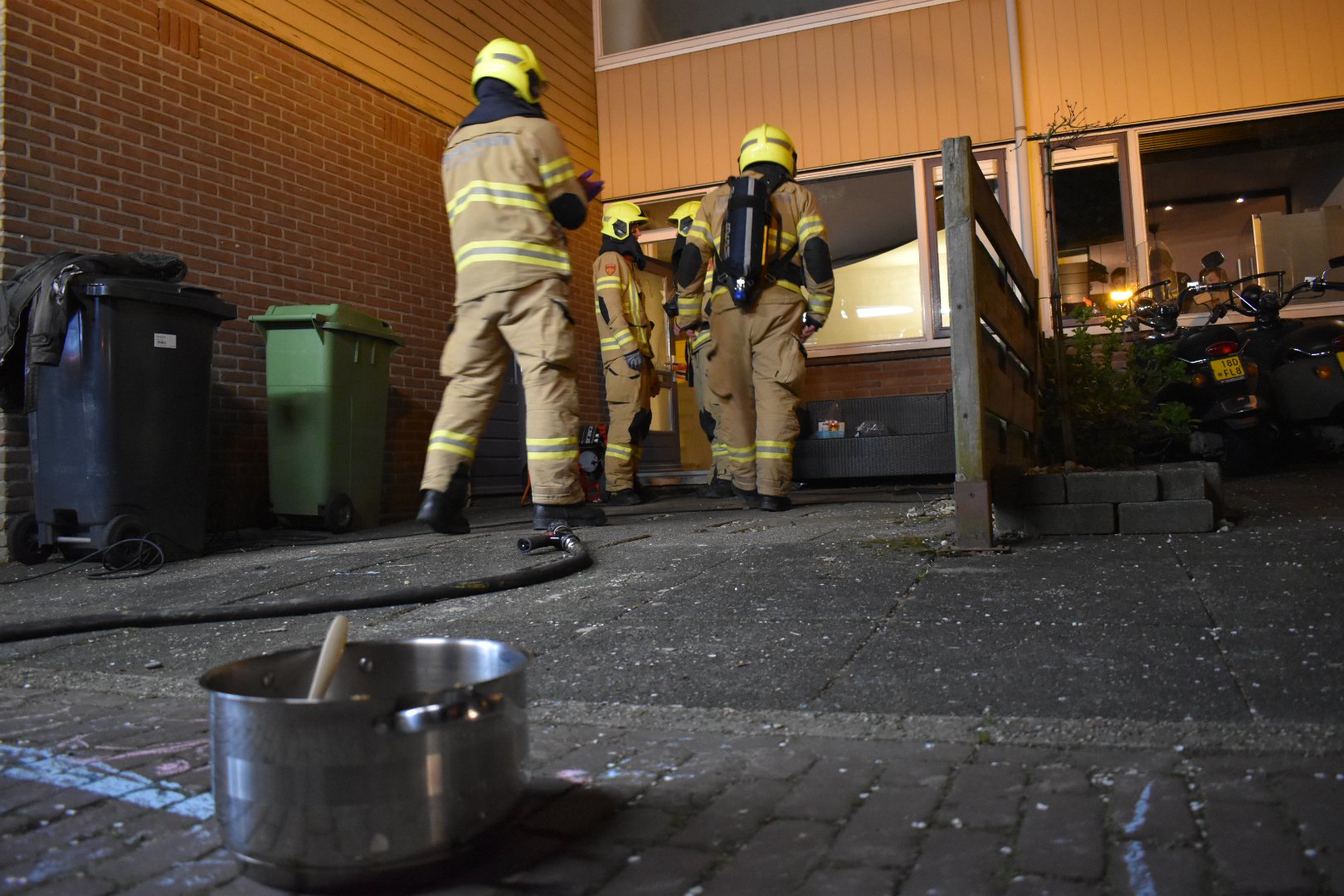 Politie haalt vrouw uit woning vol rook