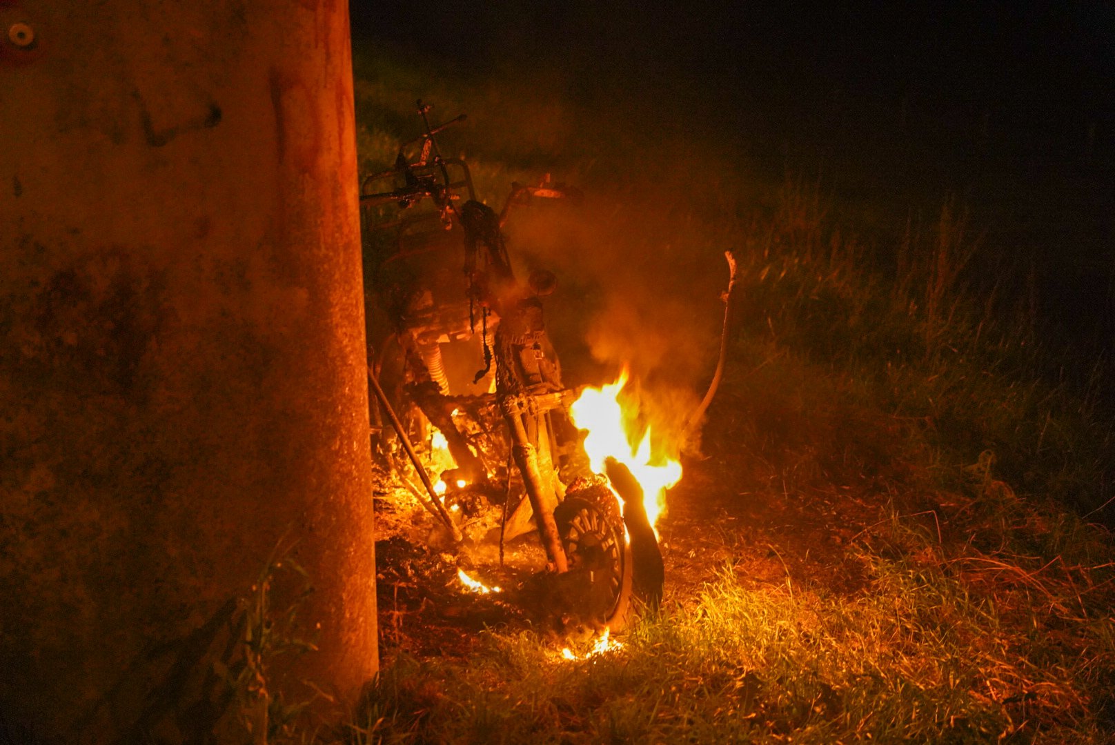 Scooter vliegt in brand onder brug
