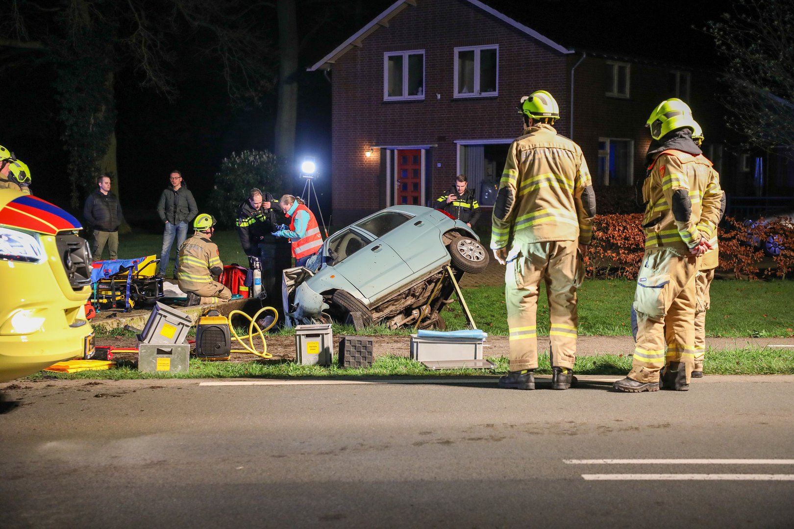 Automobilist gewond na crash in sloot