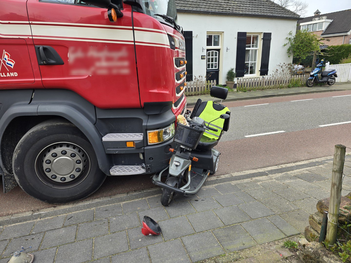 Man in scootmobiel gewond bij aanrijding met vrachtwagen