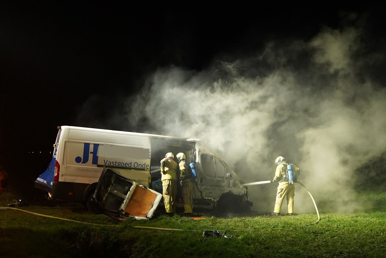 Busje vliegt in brand tijdens het rijden
