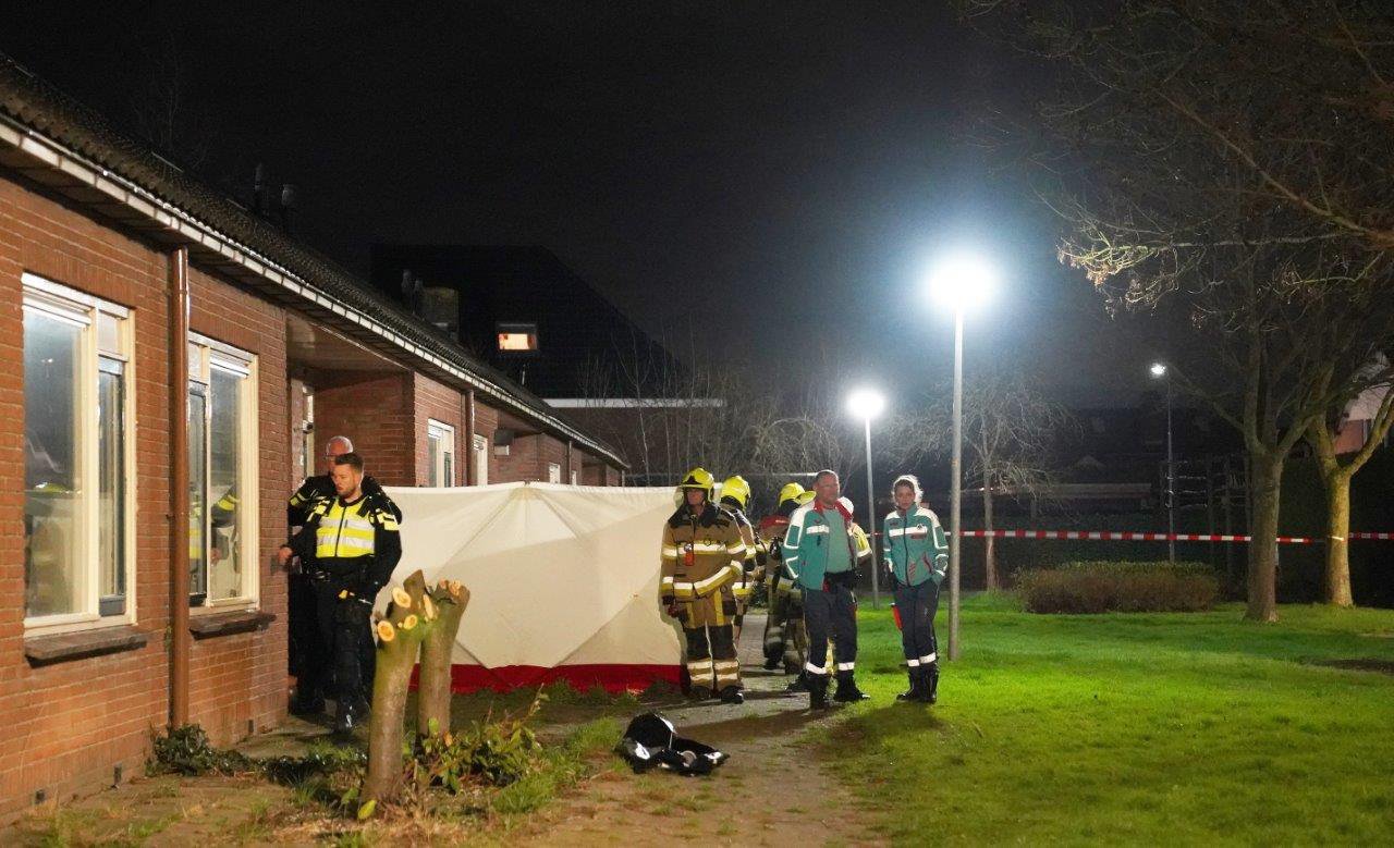 Dode man in woning, politie vindt spullen om drugs te produceren
