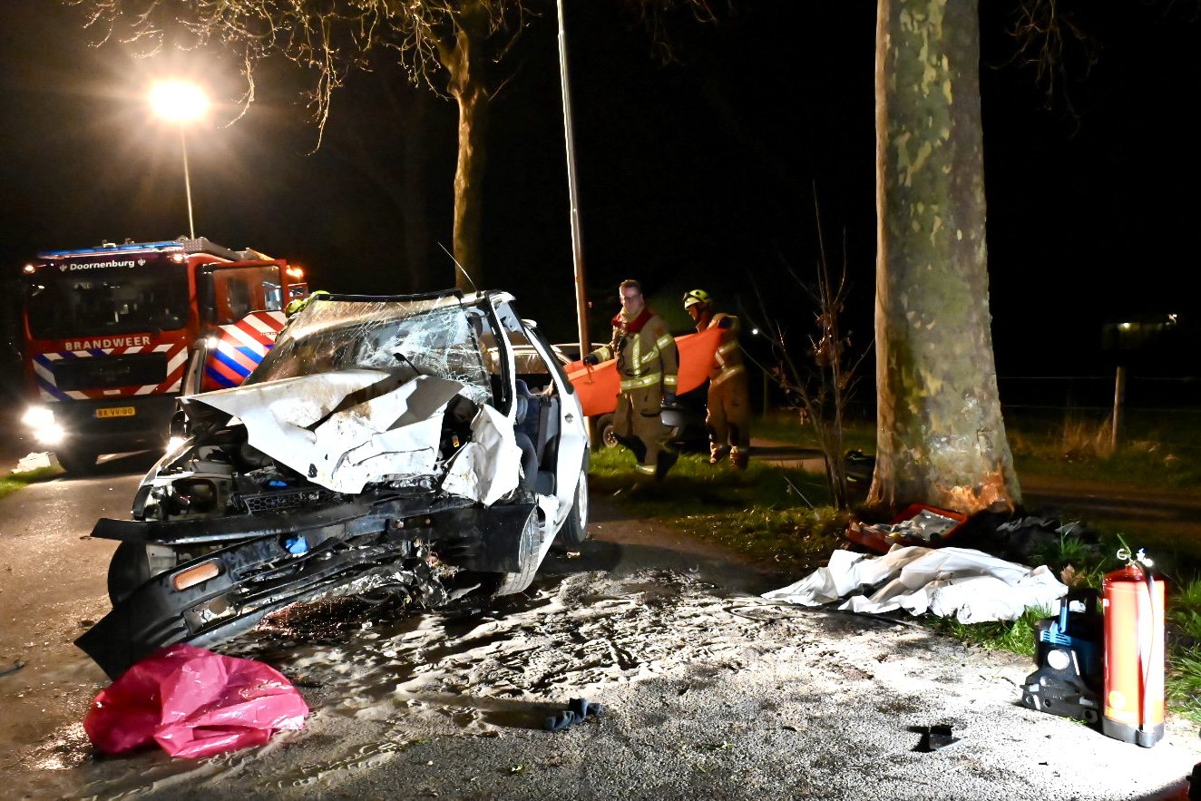 Automobilist ernstig gewond door botsing tegen boom