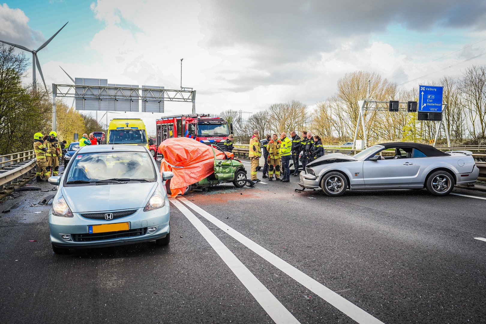 Update: Dode na ernstig ongeval A15, snelweg afgesloten