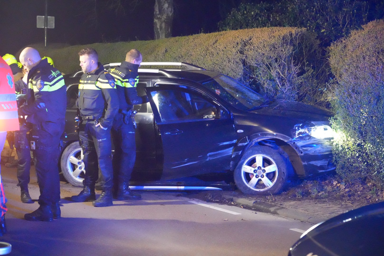 Auto vliegt uit de bocht en ramt vangrail en heg, twee gewonden