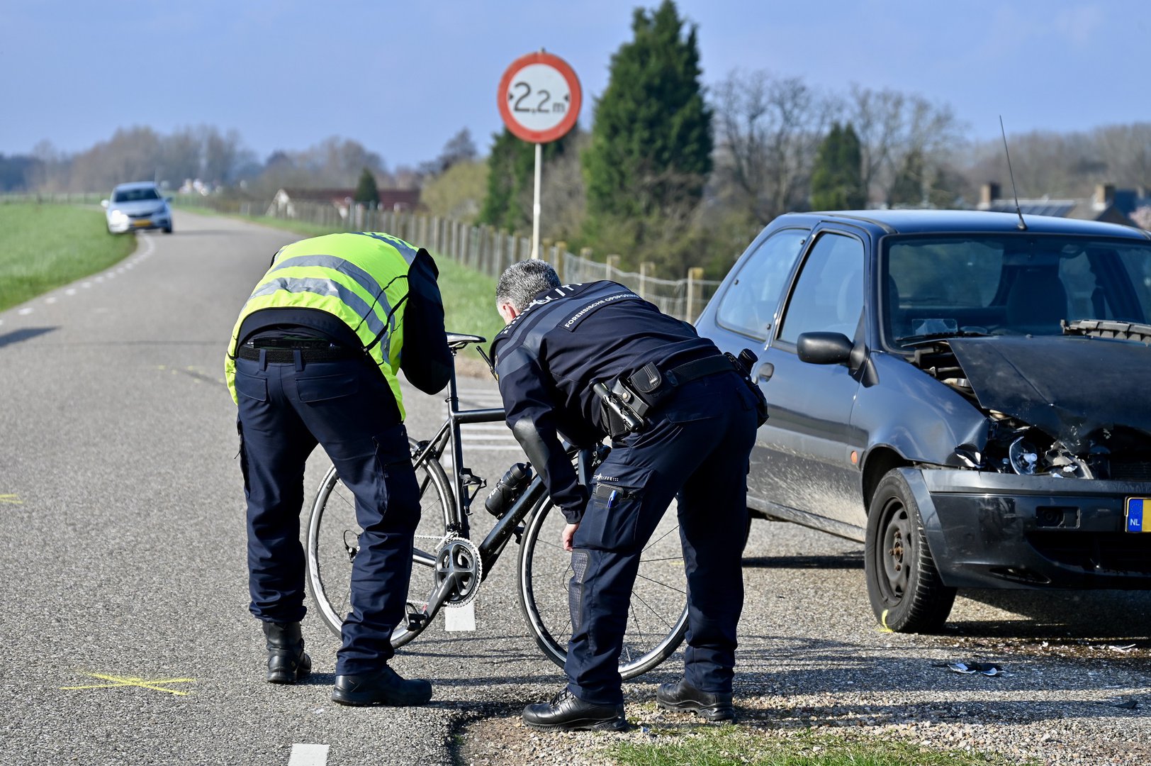 Wielrenner geschept door auto op dijk, zwaargewond naar ziekenhuis