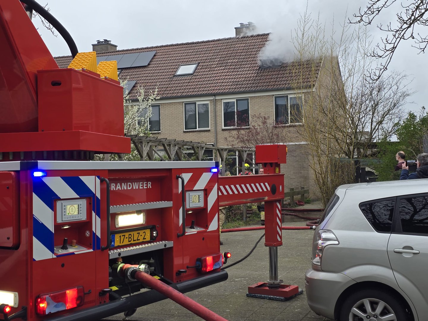 Zolderbrand zorgt voor veel rookontwikkeling