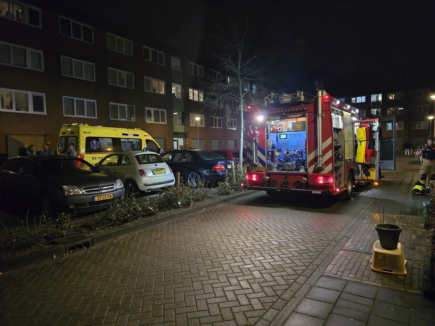 Brandweer haalt bewoners uit woning na melding van woningbrand