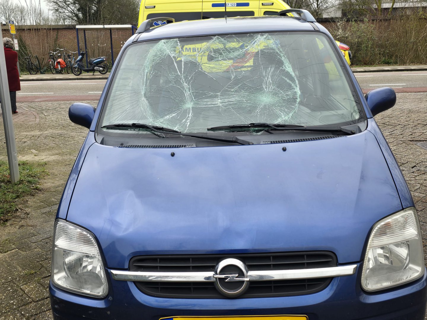 Fietser geschept door auto en raakt gewond