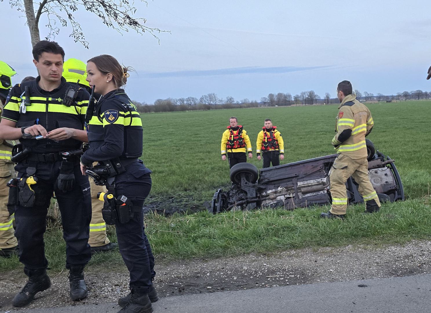 Automobilist belandt op zo’n kop in sloot