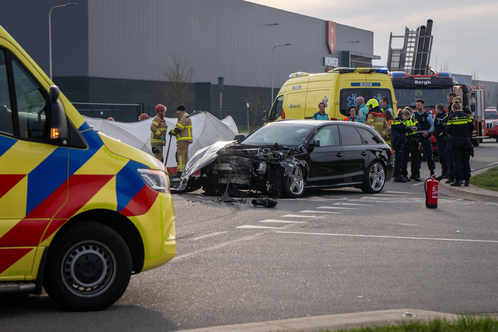 Twee doden bij ernstig ongeval tussen personenauto’s