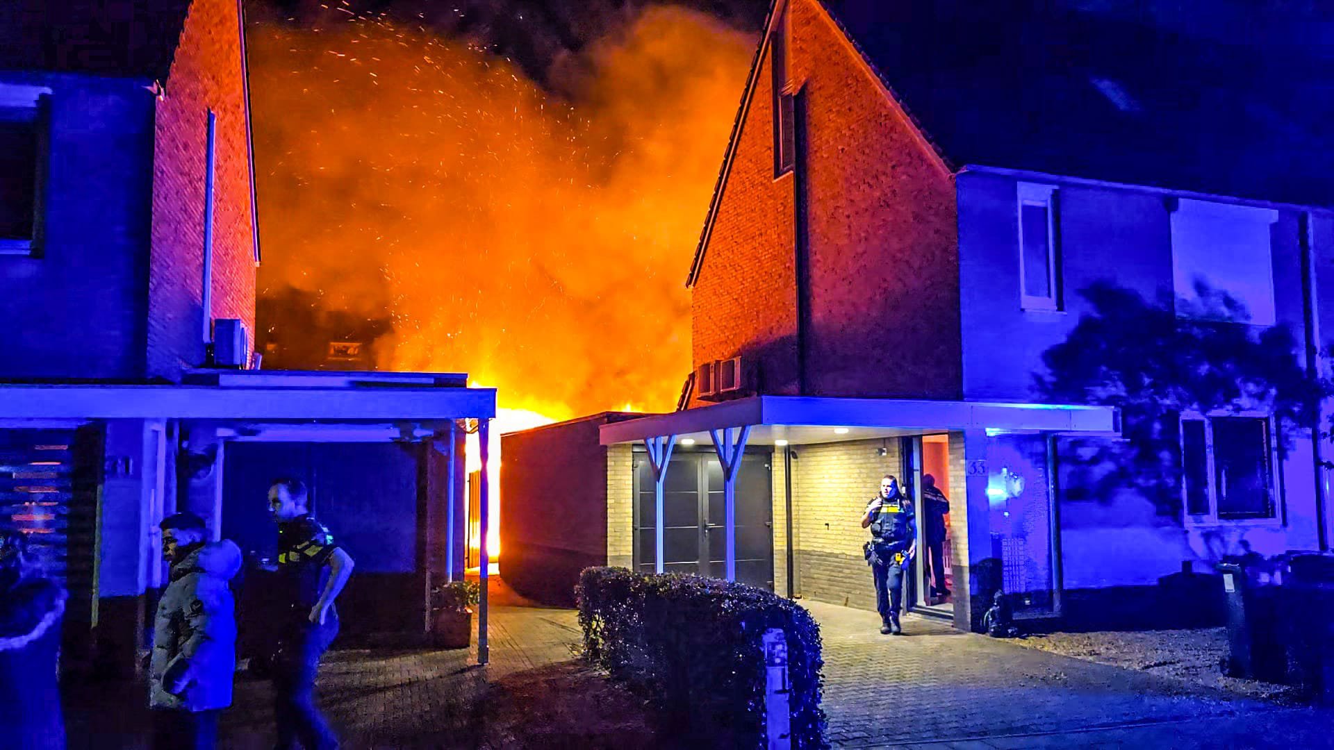 Brand verwoest tuinhuis en beschadigt woning in Duiven