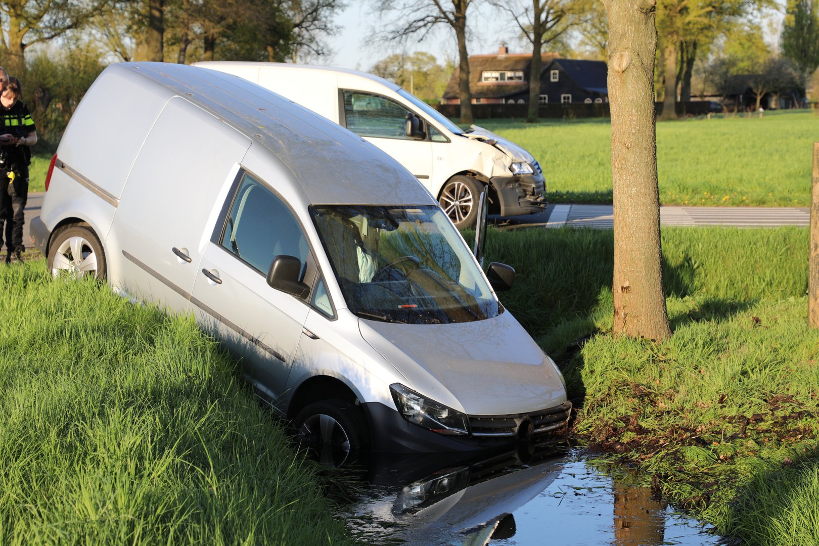 Bestelwagen belandt in sloot na botsing