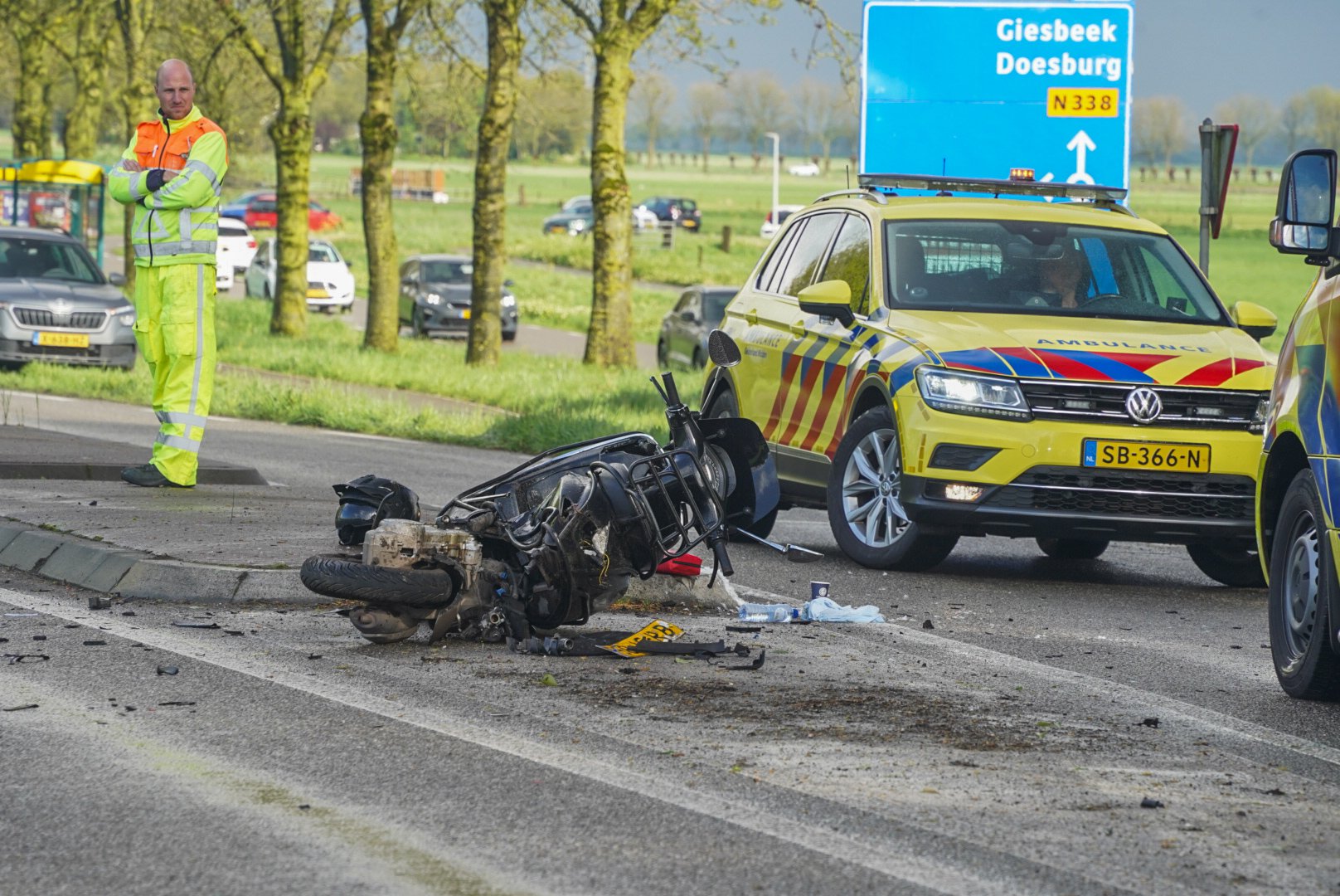 Scooter geschept door auto, twee gewonden