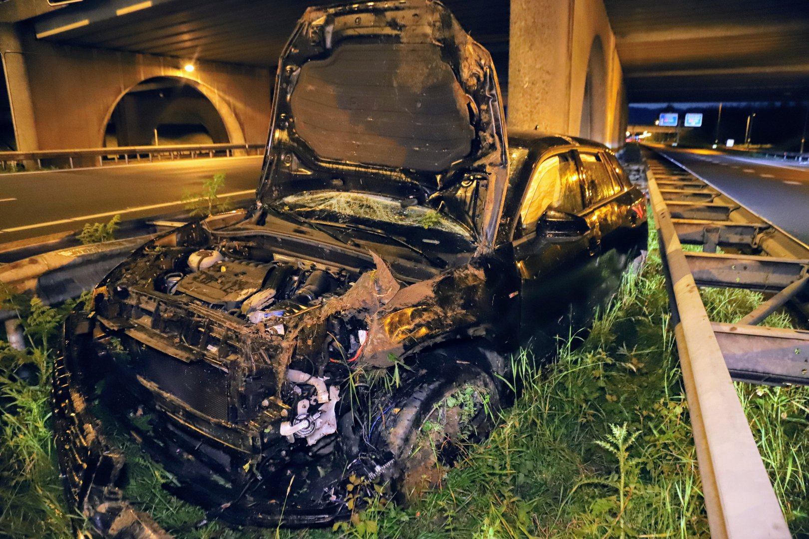 Auto belandt tussen vangrails op snelweg, gewonde naar ziekenhuis