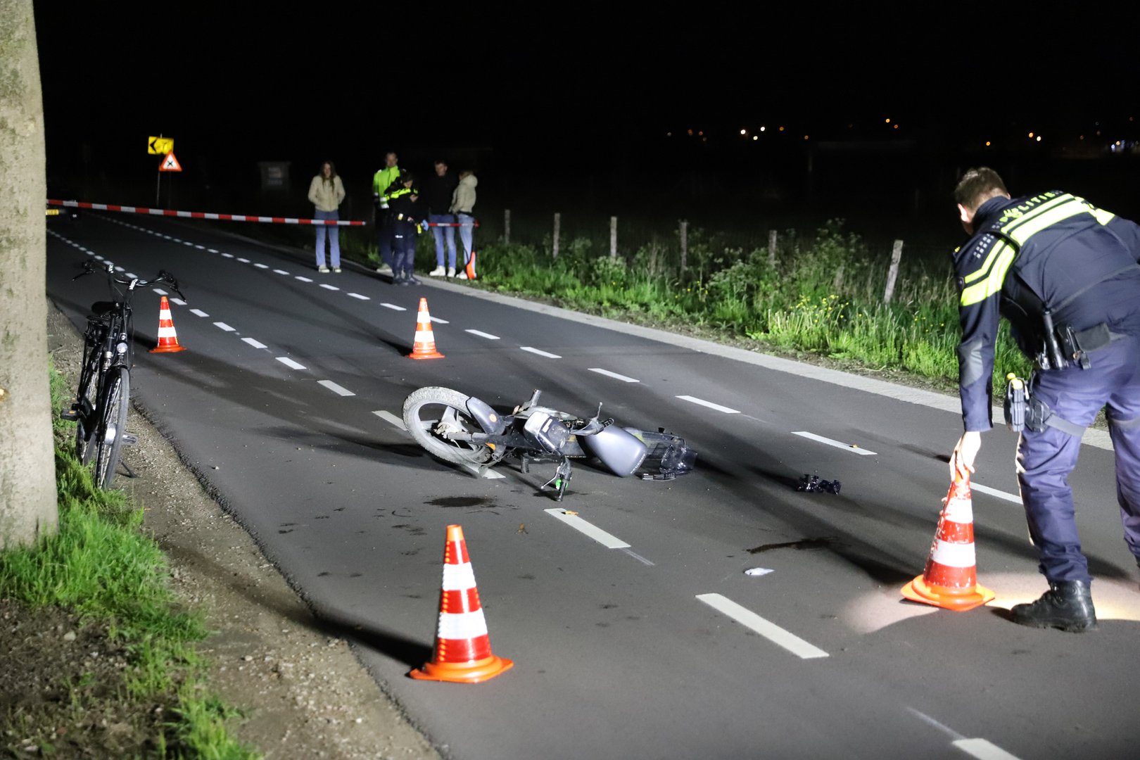 Snorfietser ernstig gewond na botsing tegen boom