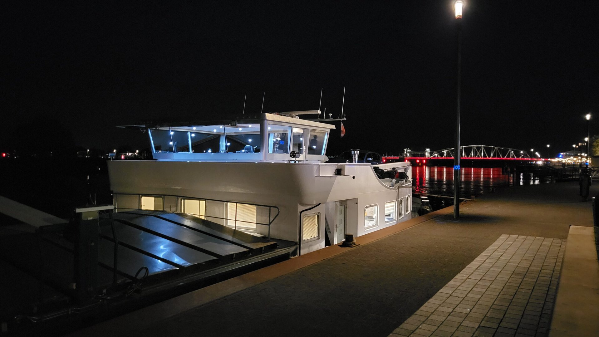 Vrachtschip botst op spoorbrug: geen treinen tussen Zutphen en Dieren