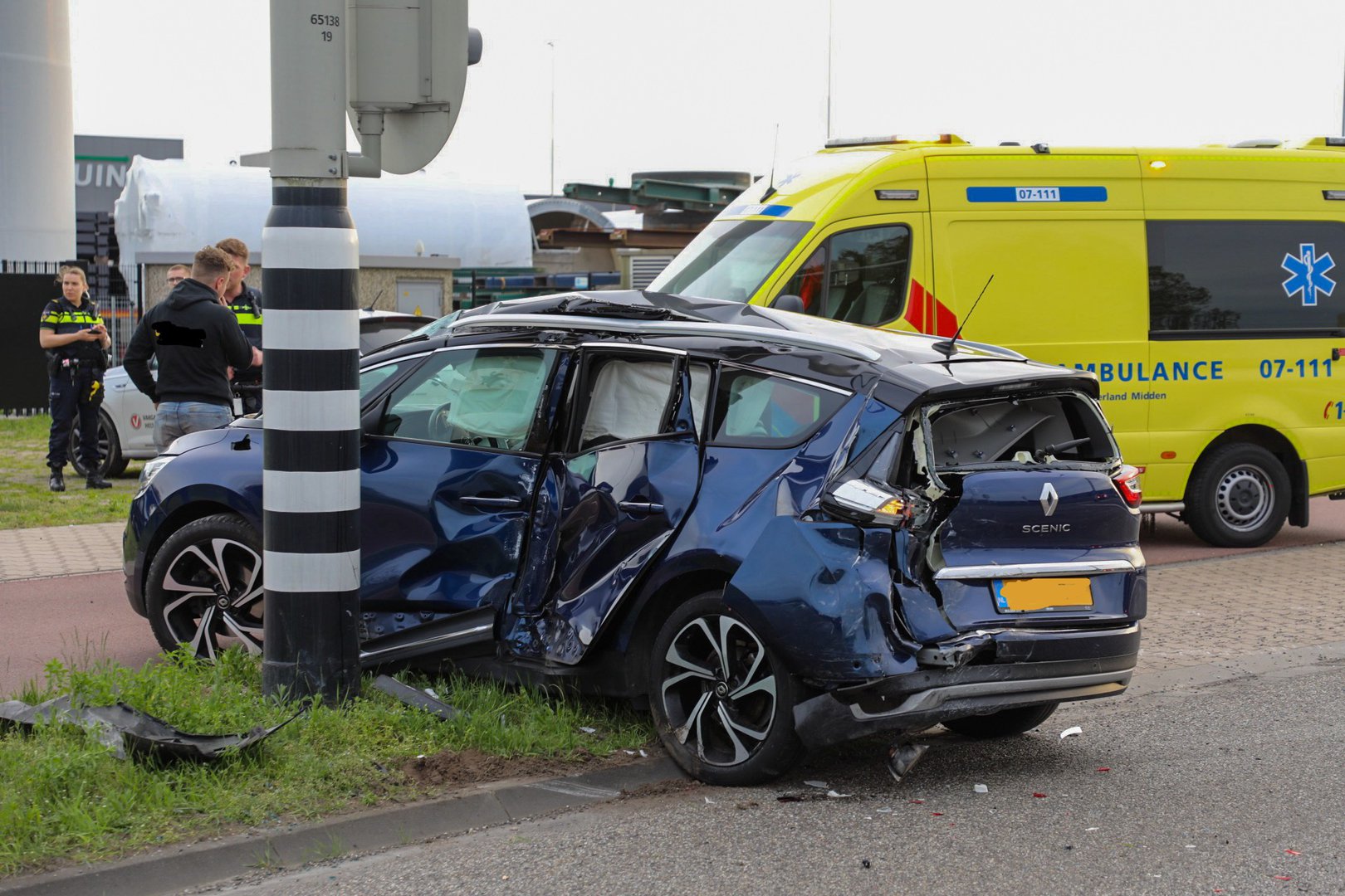 Auto ramt stoplicht na botsing met bestelbus