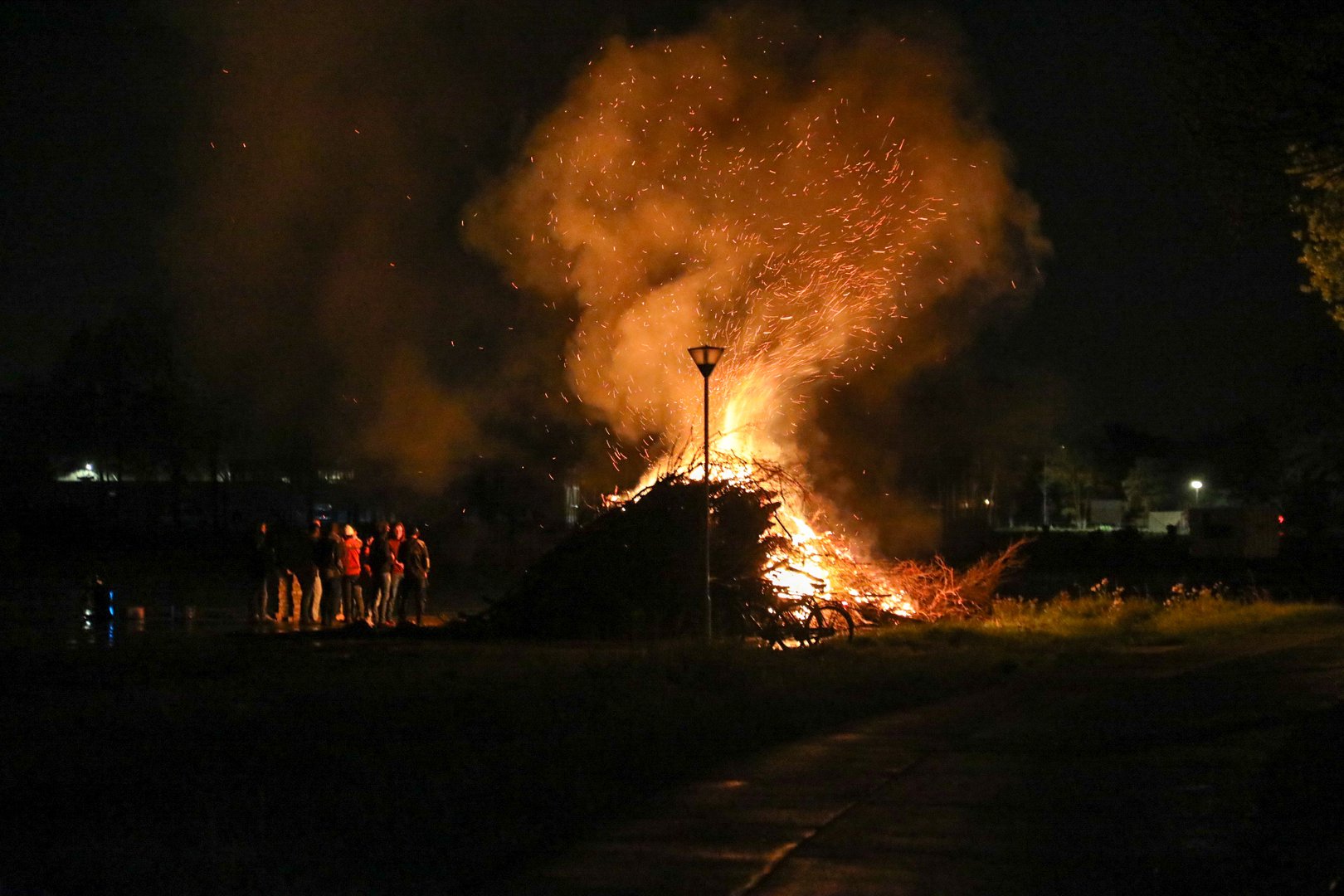 Snoeiafval en sloop woning in brand