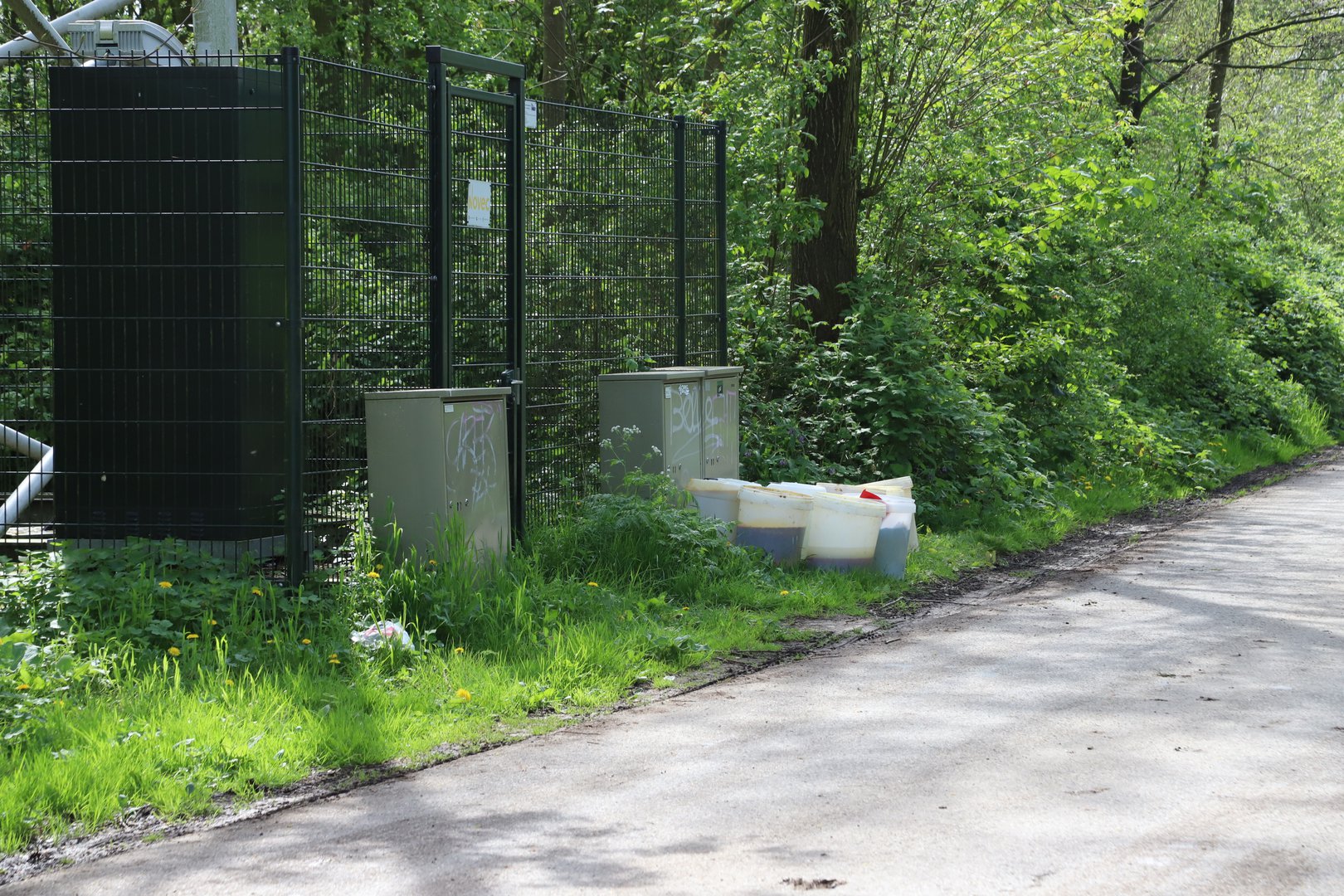 Jerrycans met een onbekende vloeistof gedumpt in Beesd