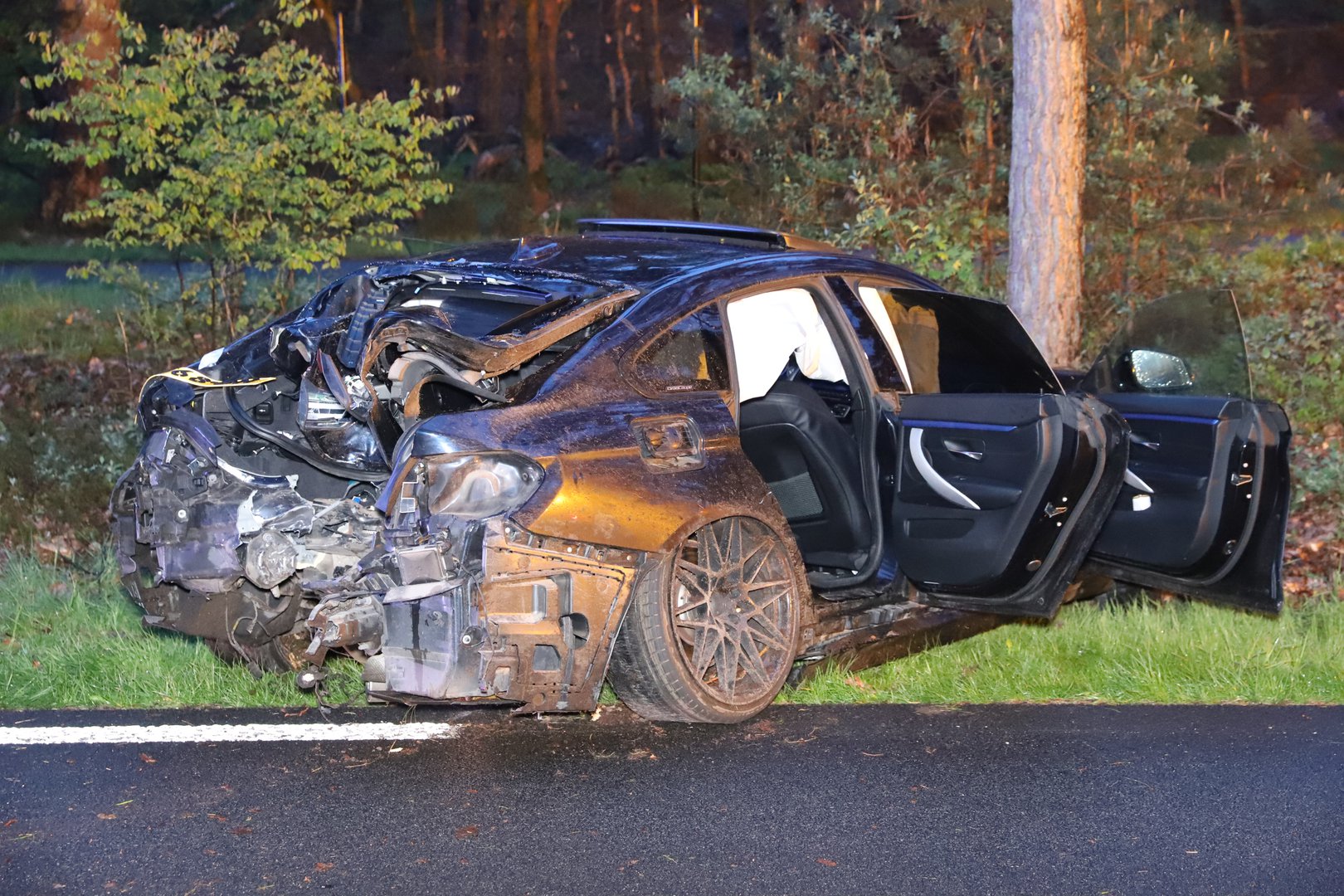 Auto vliegt uit de bocht en botst tegen boom