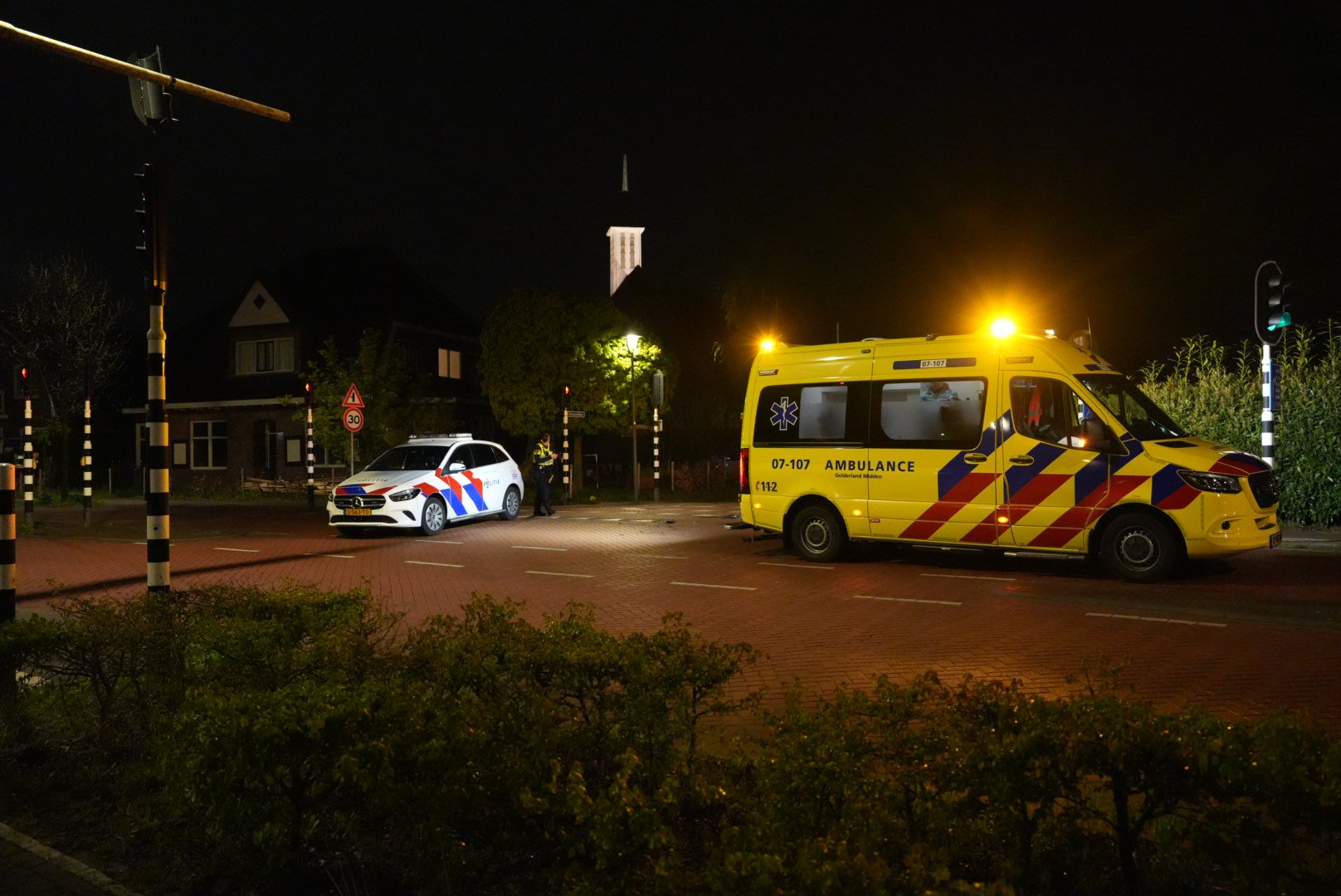 Auto’s botsen op kruising, één persoon lichtgewond