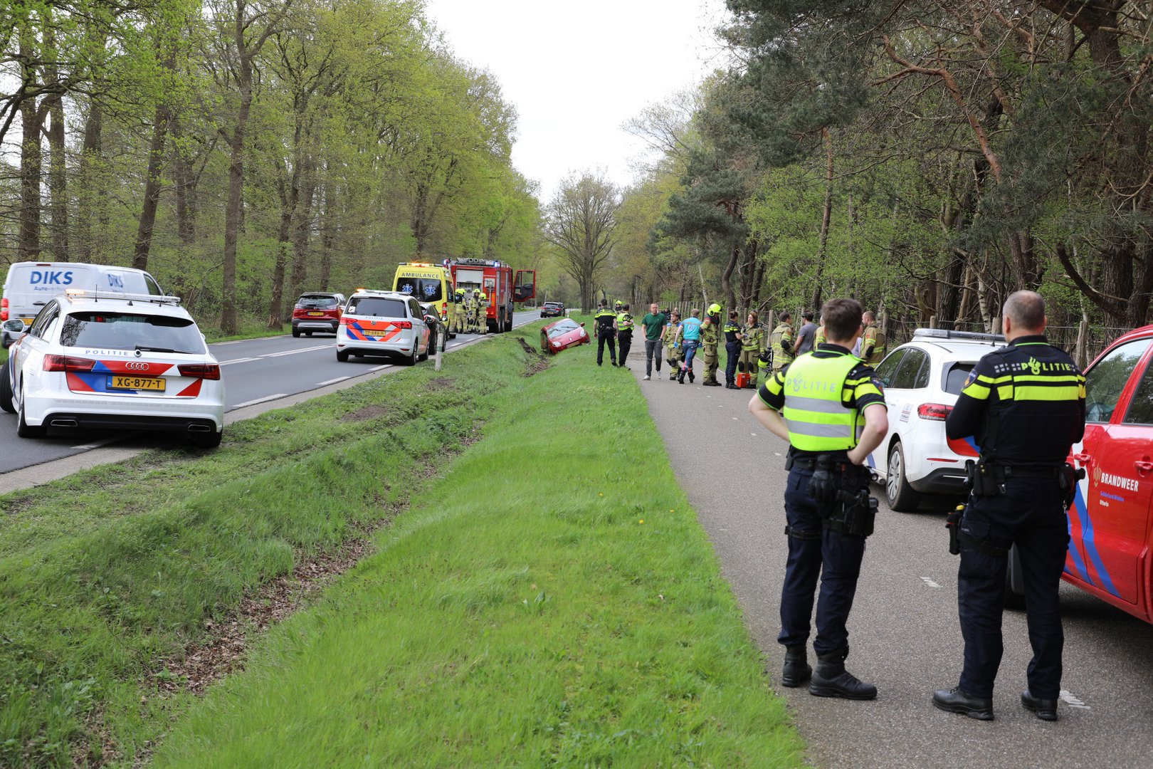 Oudere vrouw belandt met auto in de greppel