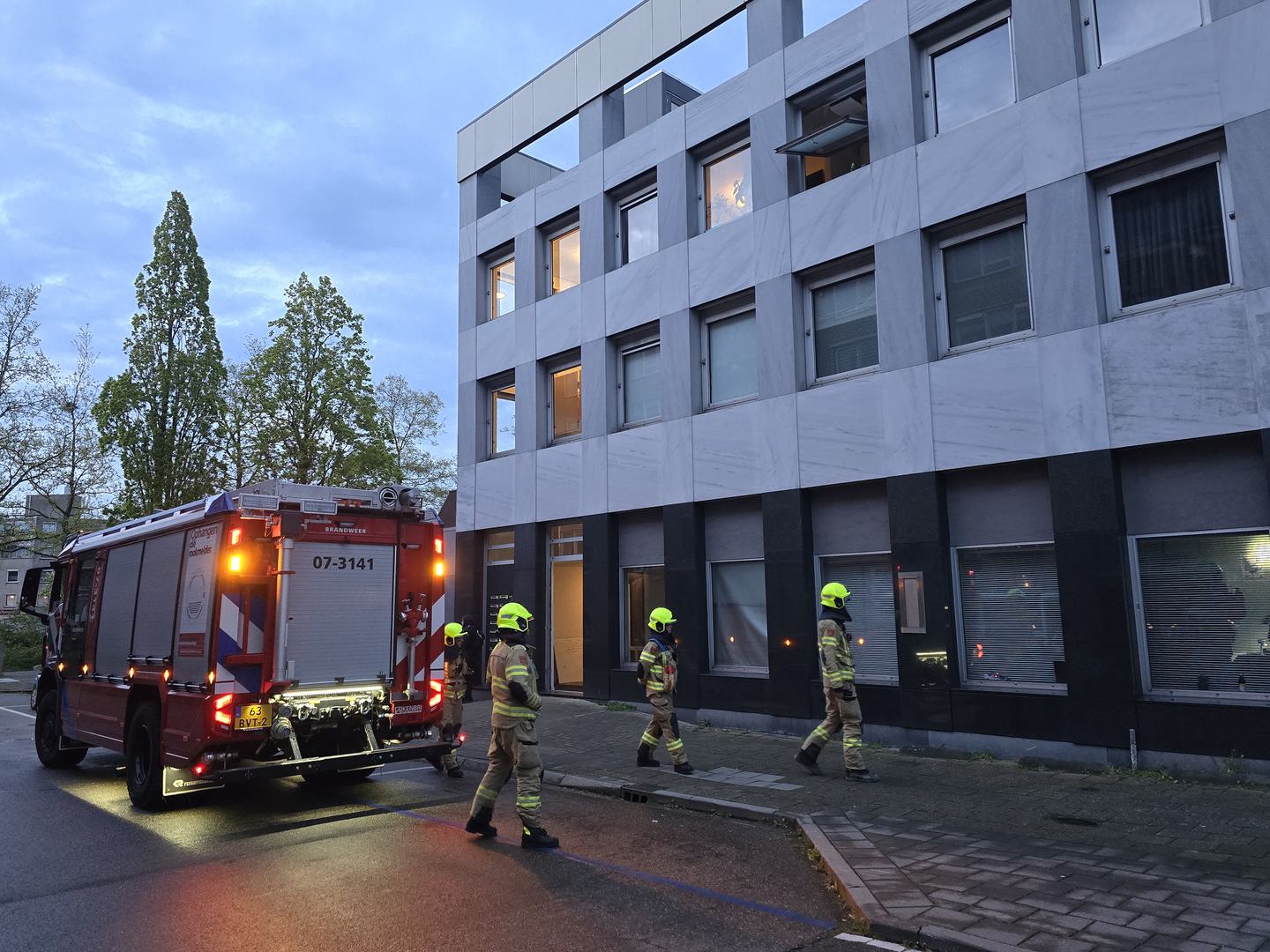 Bewoners verlaten voormalig bankgebouw door gat in de gasleiding