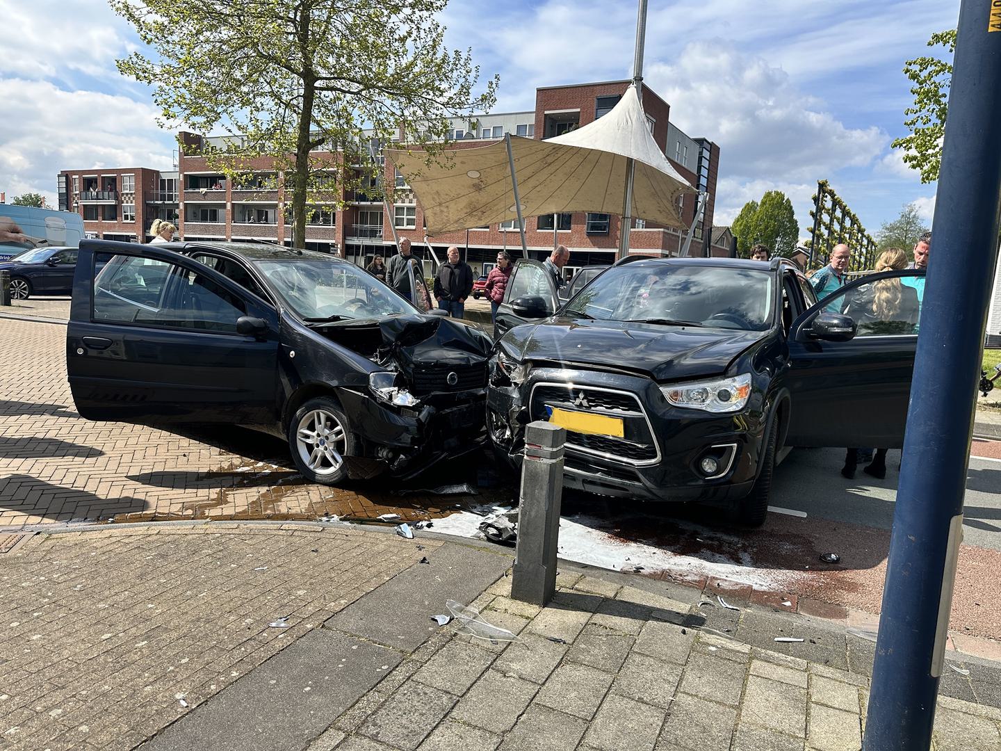 Veel schade na ongeval op kruising, gewonde met ambulance naar ziekenhuis