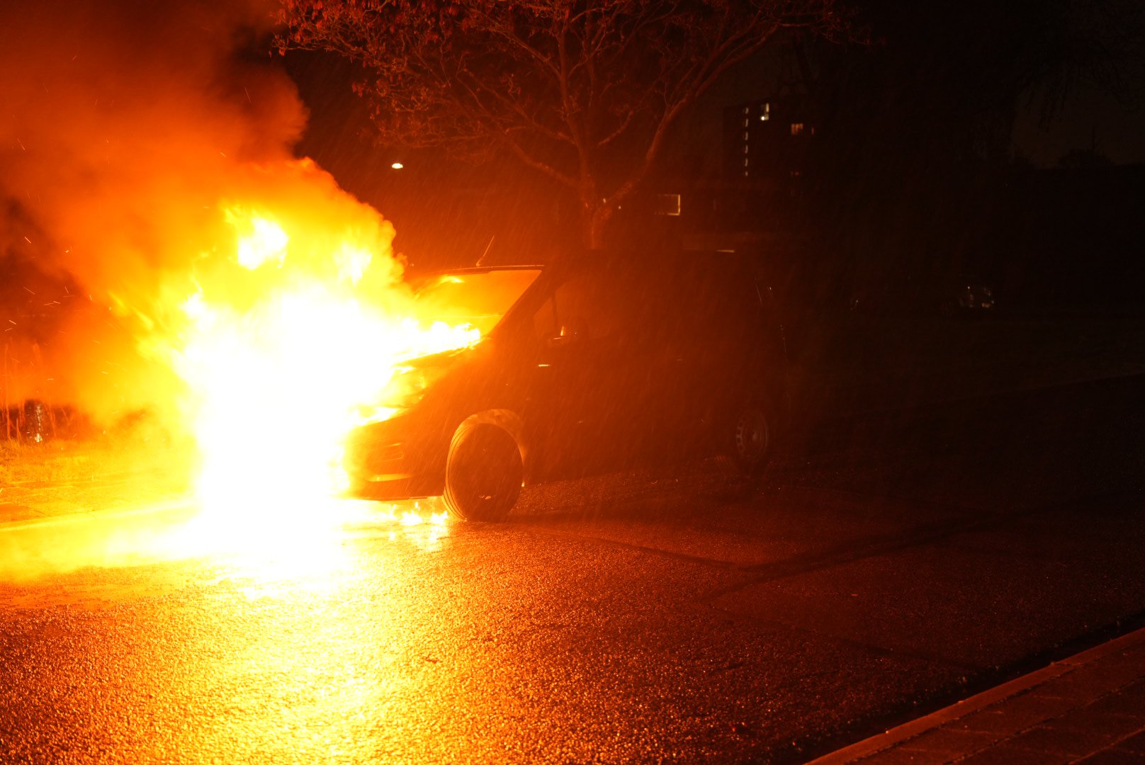 Geparkeerde auto gaat in vlammen op