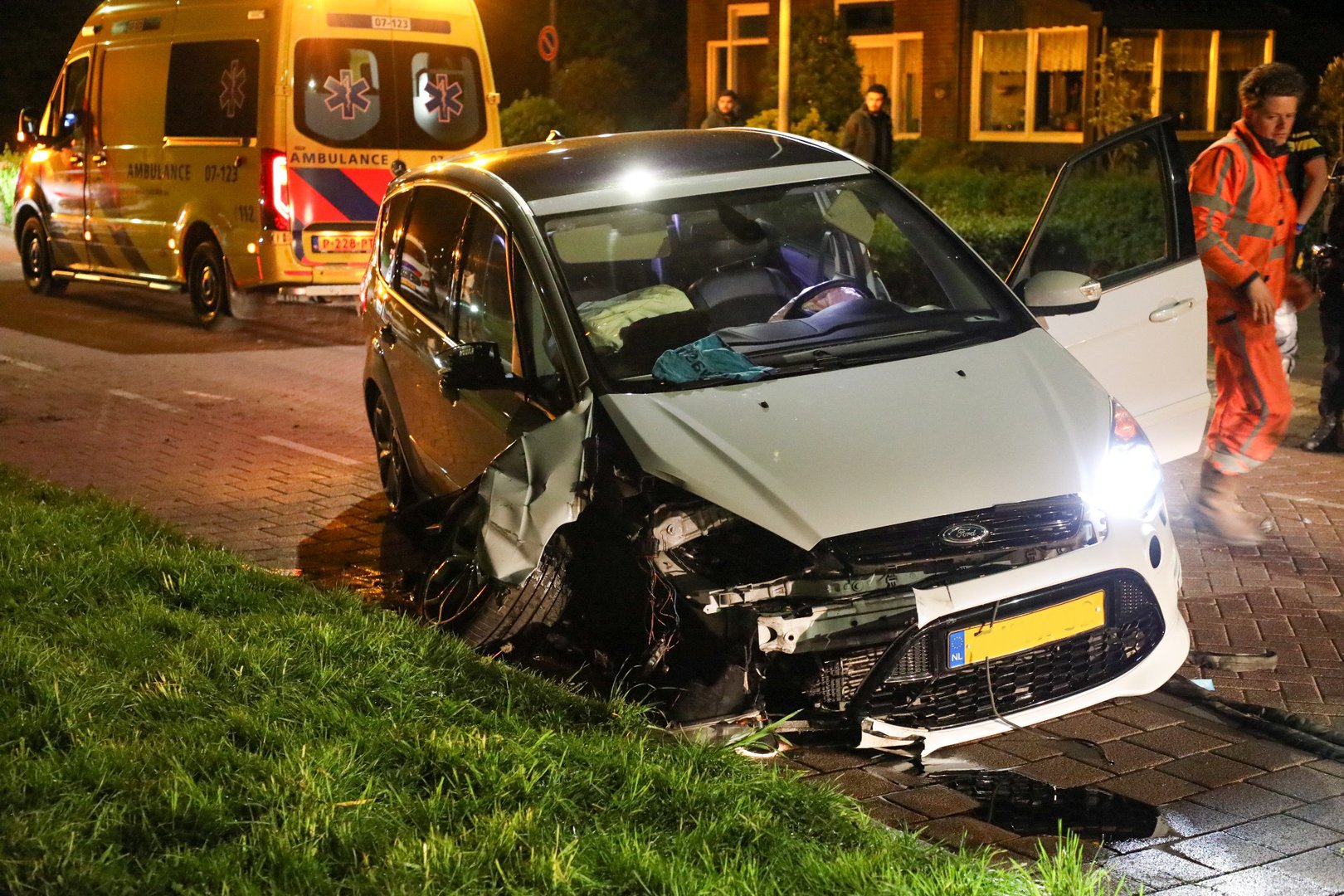 Veel schade na eenzijdig ongeval, vrouw lichtgewond