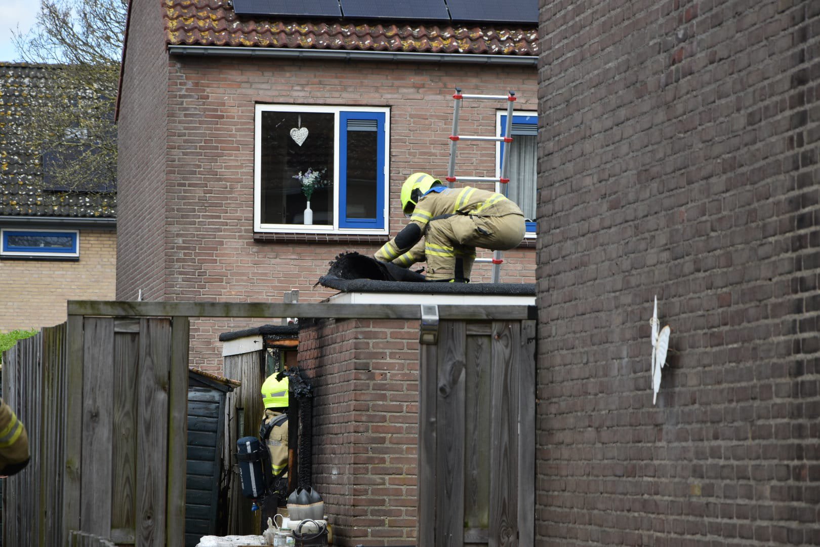Omstanders helpen met blussen van brand