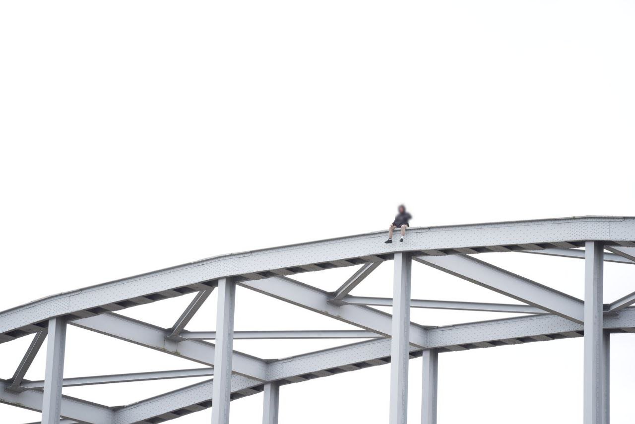 Update: Verwarde man op boog John Frostbrug in Arnhem, politie houdt klimmer aan