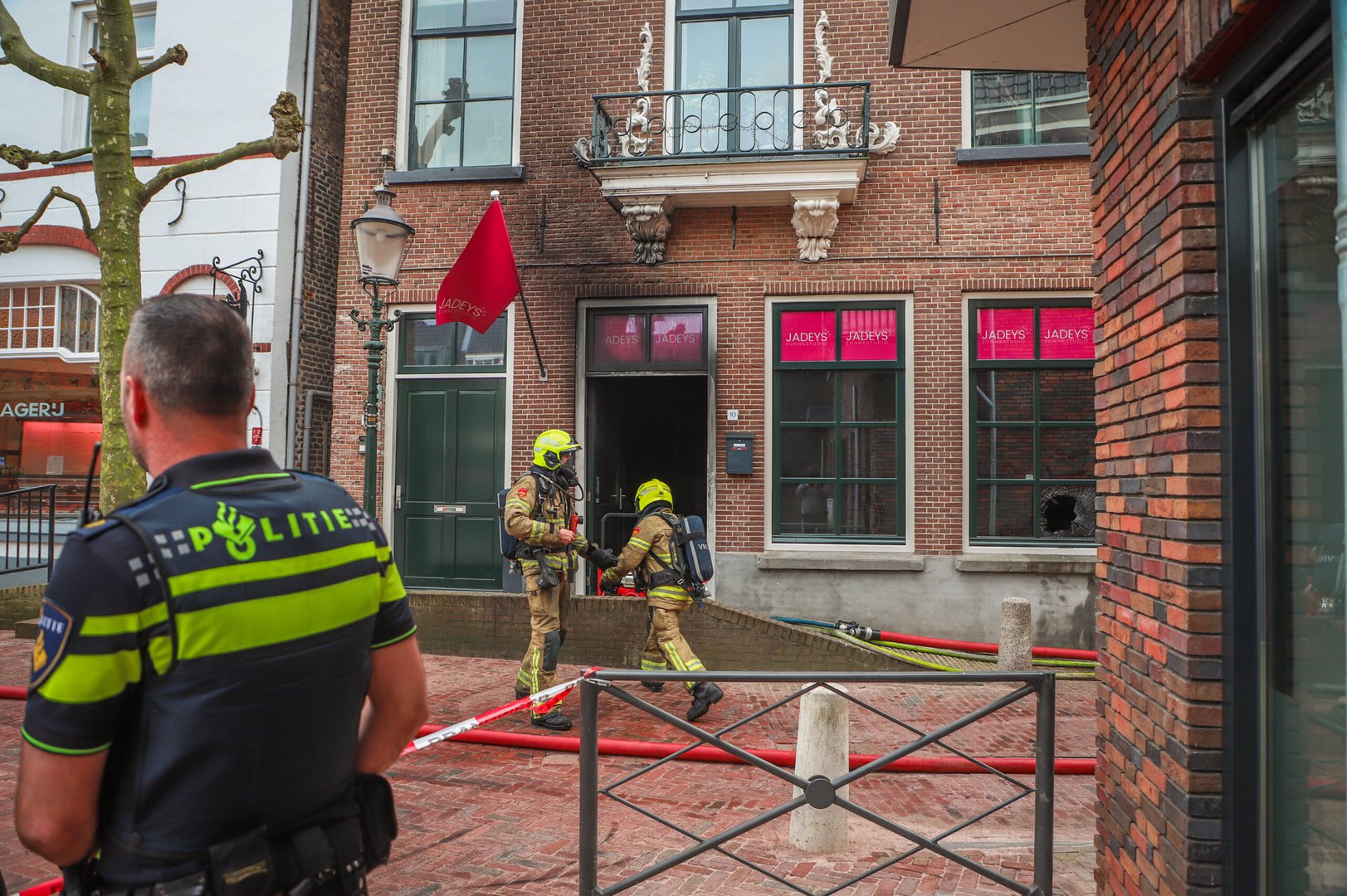 Vier mensen inhaleren rook in bij forse brand in zonnestudio