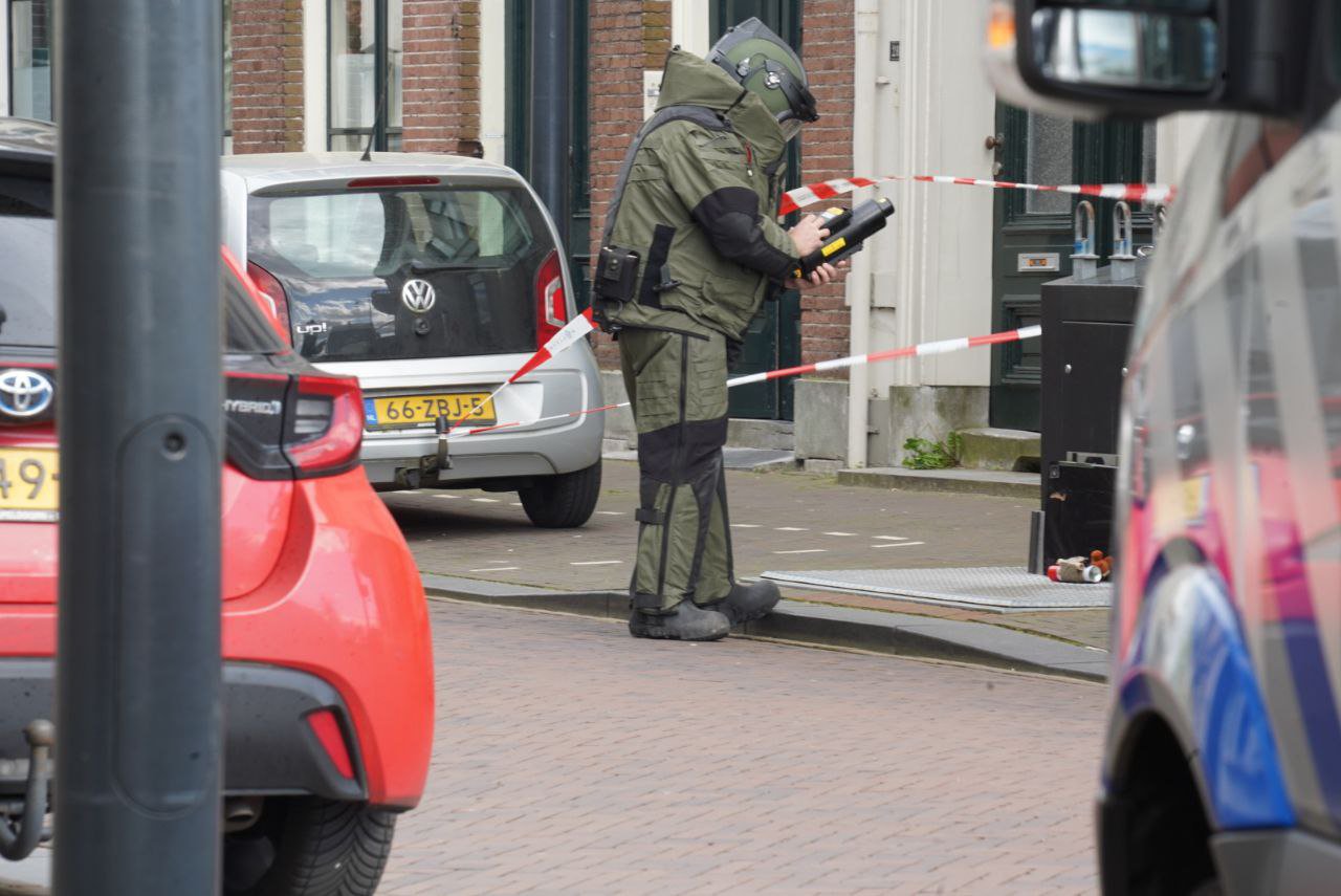 Mogelijk explosief blijkt illegaal vuurwerk met piemelknuffel