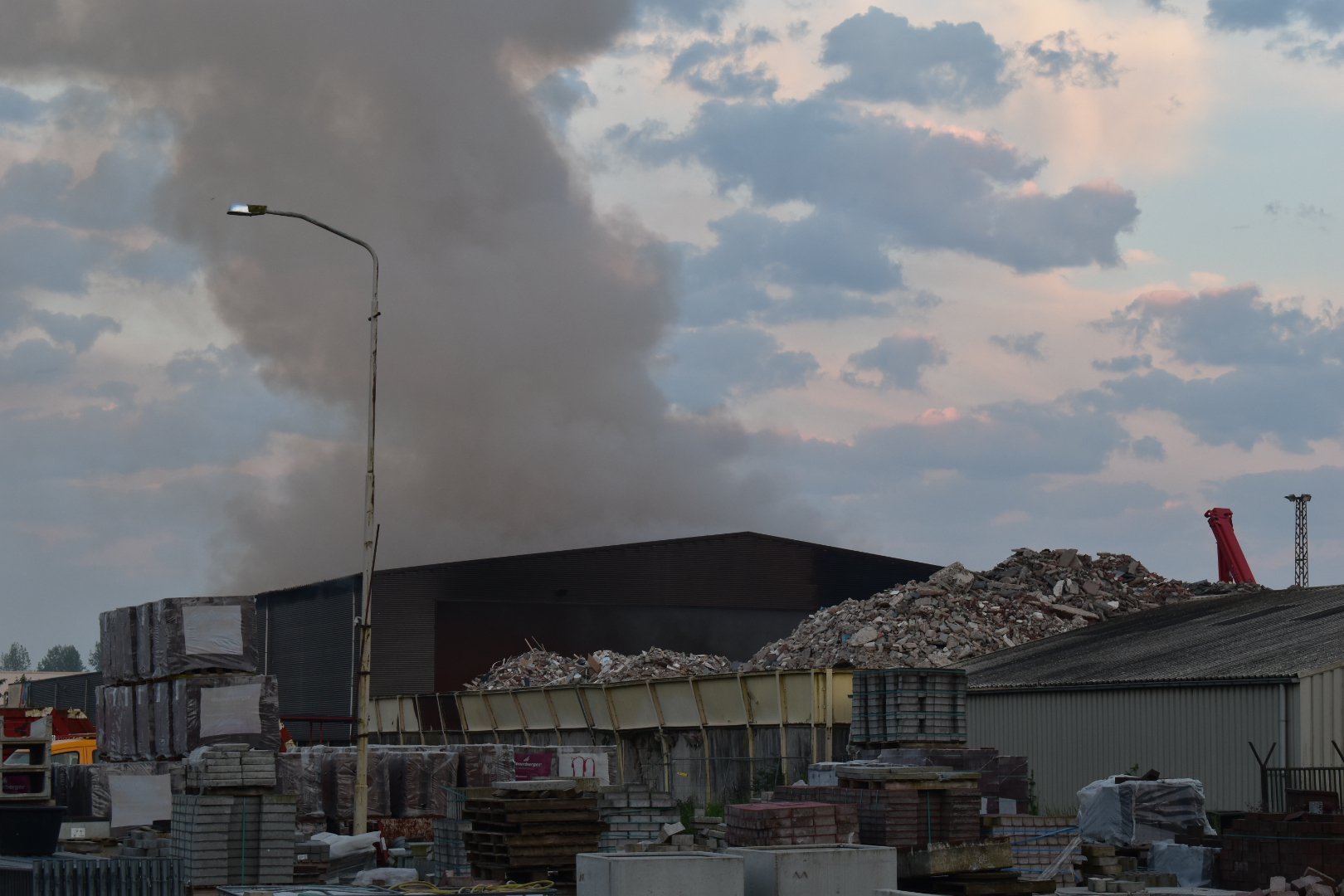 Grote brand bij afvalverwerkingsbedrijf mogelijk door batterij