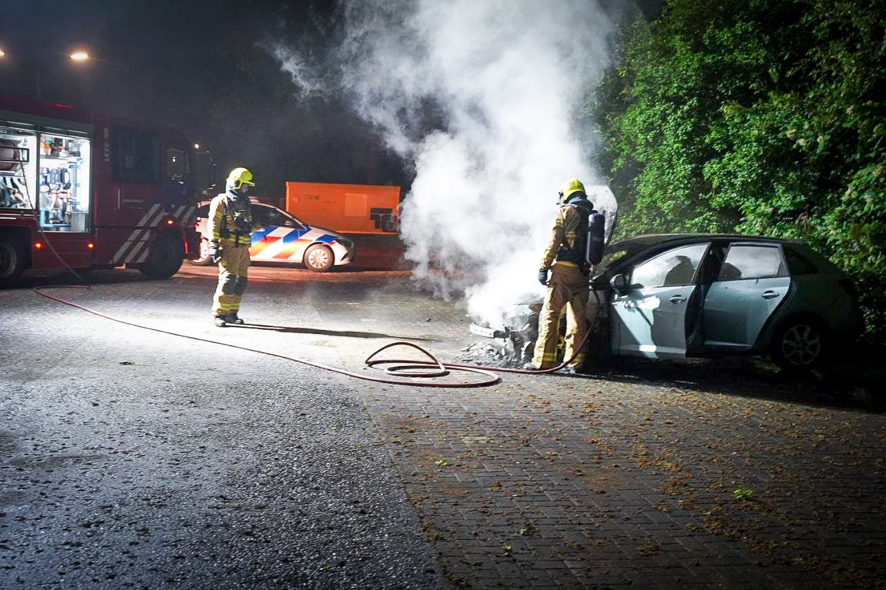 Geparkeerde auto vliegt in brand, politie onderzoekt oorzaak