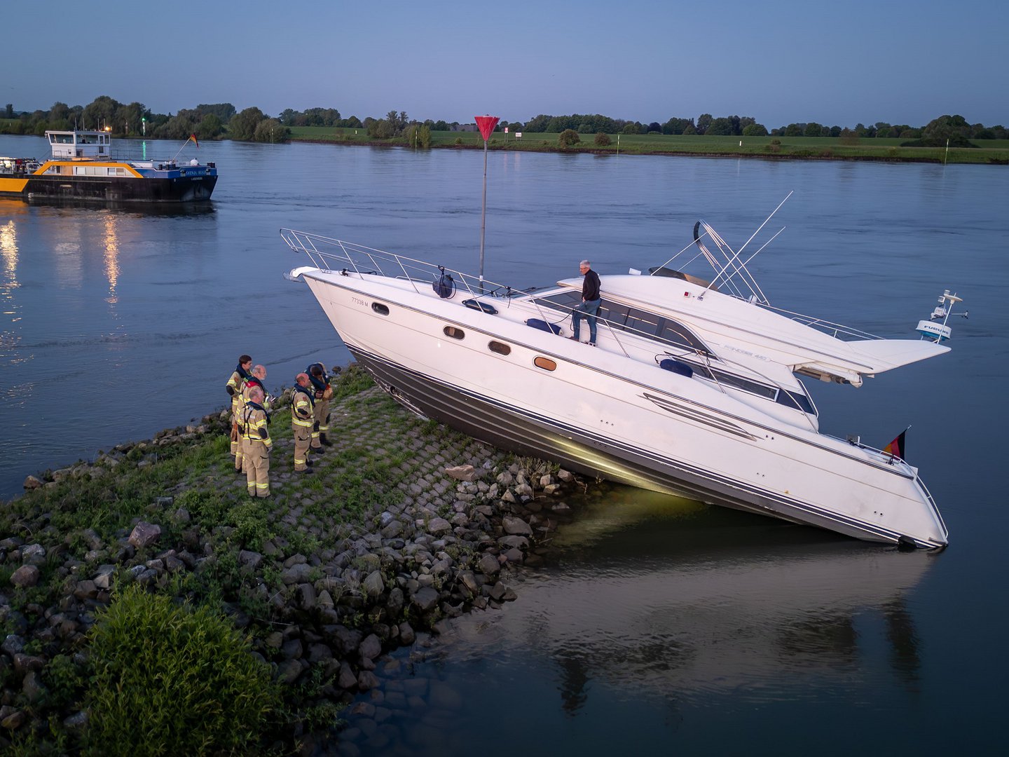 Duits plezierjacht komt in aanvaring met krib en raakt flink beschadigd
