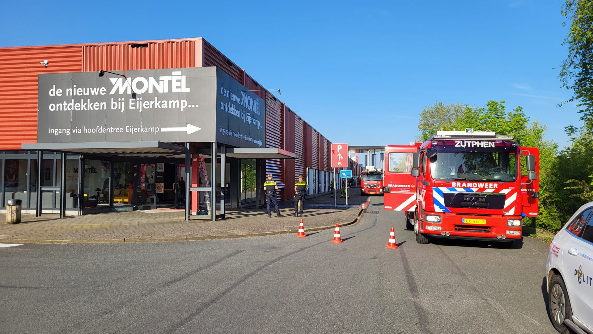 Brand bij meubelzaak door wegbranden onkruid