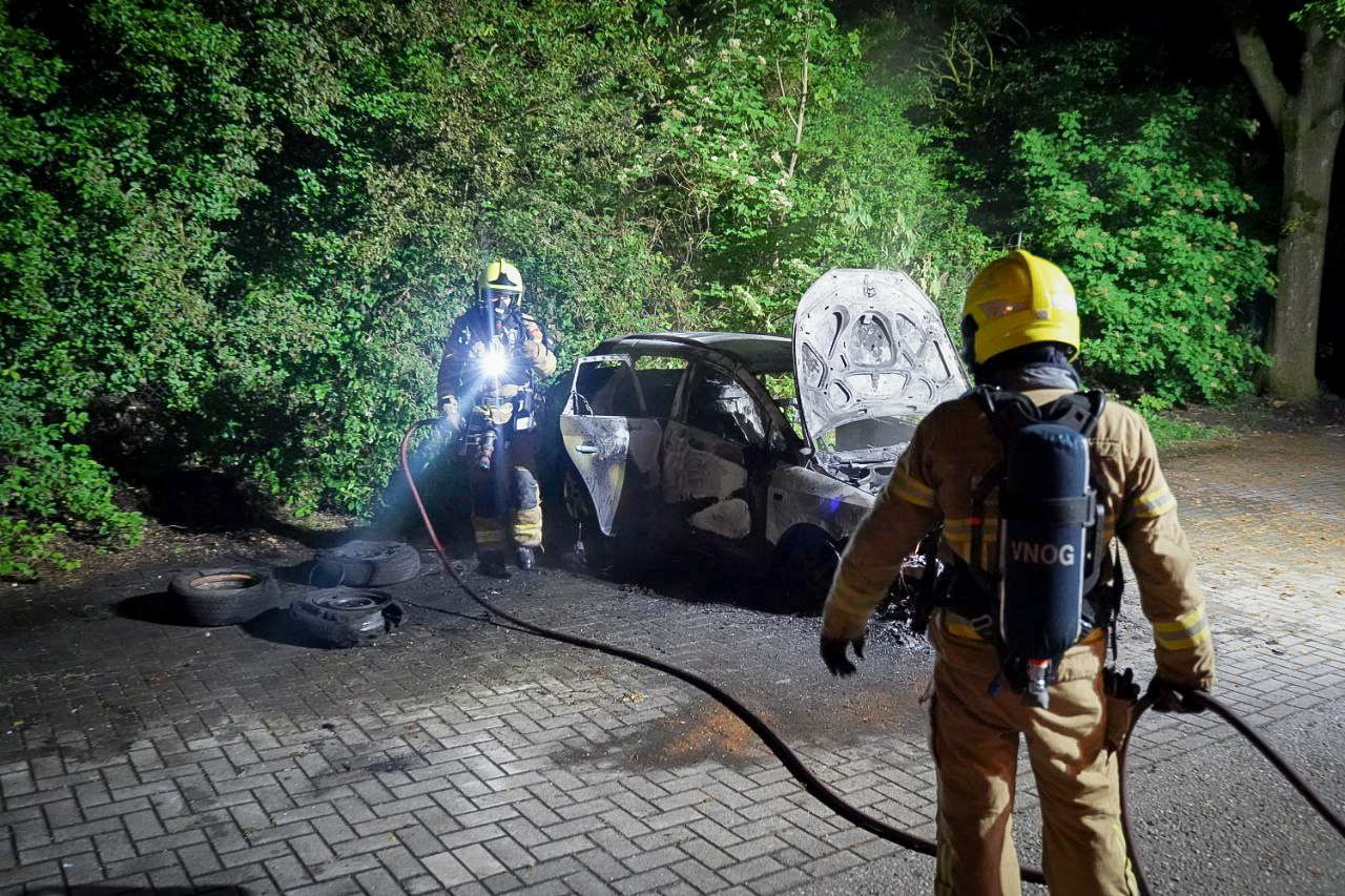 Uitgebrande auto dag later weer in brand