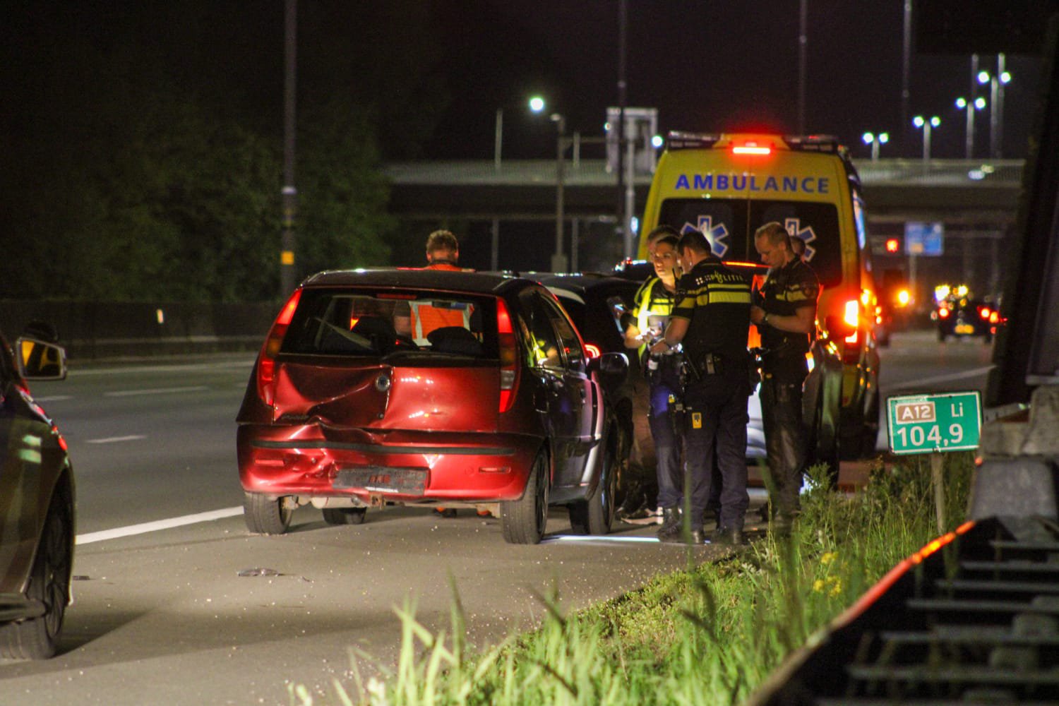 Twee auto’s komen met elkaar in botsing op A12